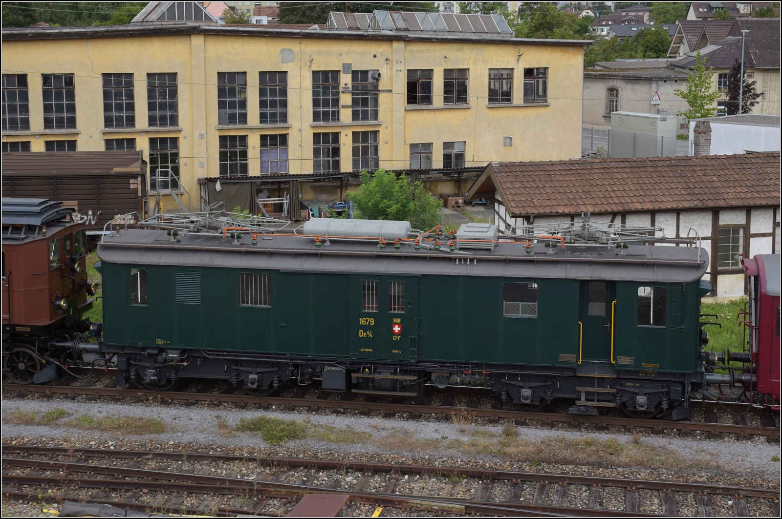 Depotfest Olten 2023. 

Der Gepäcktriebwagen De 4/4 wurde im Jahr 1928 für die SBB gebaut, der mechanische Teil von SWS und SIG, der elektrische Teil durch die SAAS ausgerüstet. Ein Gepäckabteil und ein separates Postabteil standen im Inneren zur Verfügung. August 2023.

Genauere technische Daten stehen bei SBB Historic zur Verfügung: http://www.sbbarchiv.ch/detail.aspx?id=510617