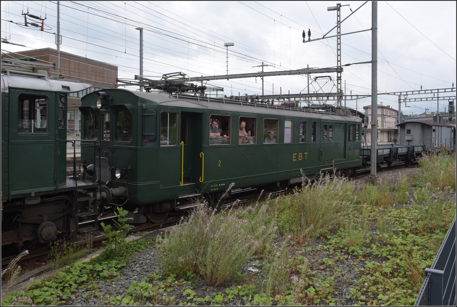 Depotfest Olten 2023. 

Der Triebwagen BDe 2/4 240 wurde im Jahr 1932 für die Emmentalbahn gebaut und als CFe 2/4 124 bezeichnet. Mit der Fusion zur Emmental-Burgdorf-Thun-Bahn wurde er in CFe 2/4 224 umbezeichnet, entging später dem Umbau zum Gepäcktriebwagen De 4/4 bzw. De 586. Stattdessen fährt er seit 1988 als BDe 2/4 240 auf den RM-Strecken, mittlerweile hat der Triebwagen seine Heimat bei der Historischen Emmentalbahn in Huttwil gefunden. August 2023.