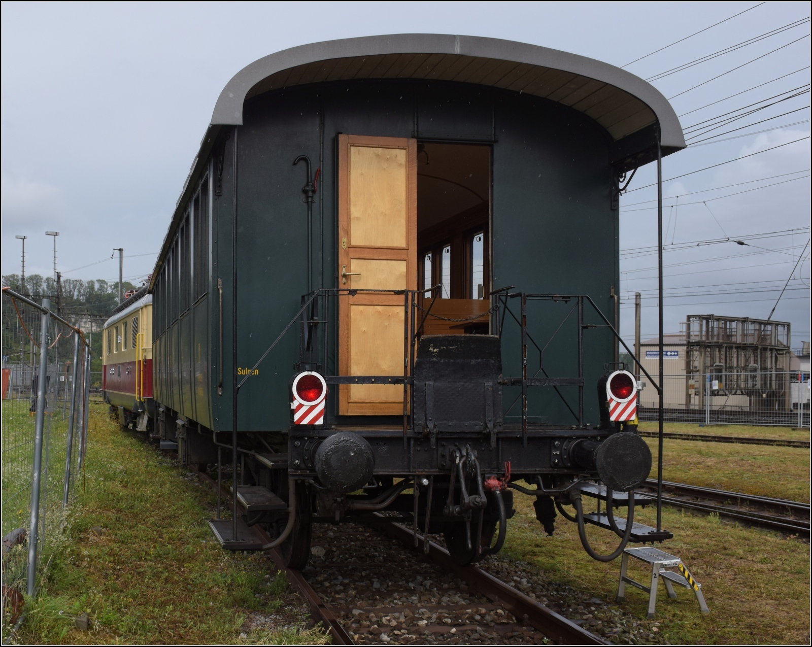 Depotfest Olten 2023

Thurgauer Stube C2 5820 des Vereins historische MThB ist ein zweiachsiger Personenwagen der SBB. August 2023.