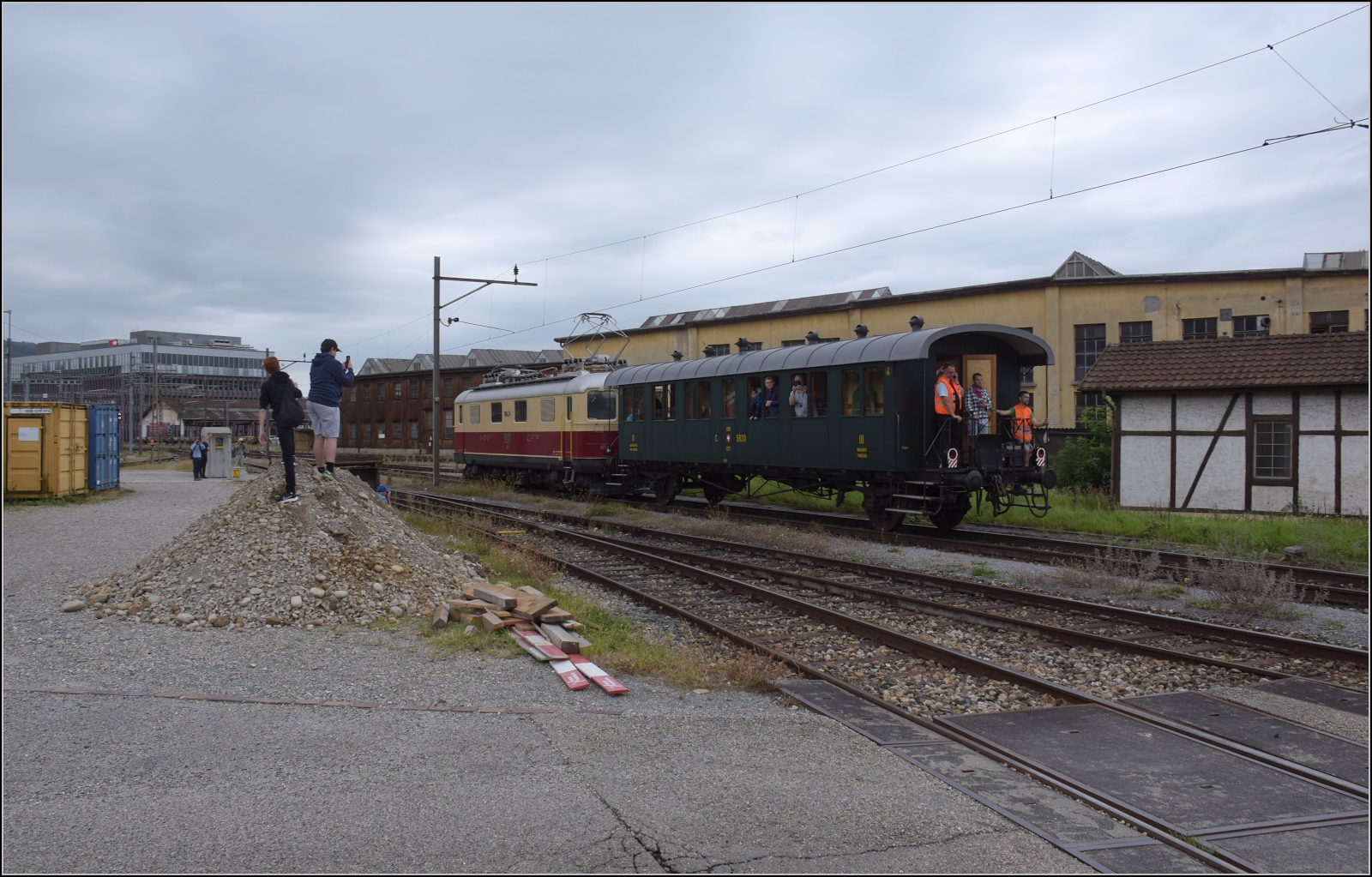Depotfest Olten 2023

Thurgauer Stube C2 5820 des Vereins historische MThB ist ein zweiachsiger Personenwagen der SBB und wird hier gerade von Re 4/4 I 10034 aufs Festgelände geschoben, beobachtet von tausenden Kamerachips... August 2023.