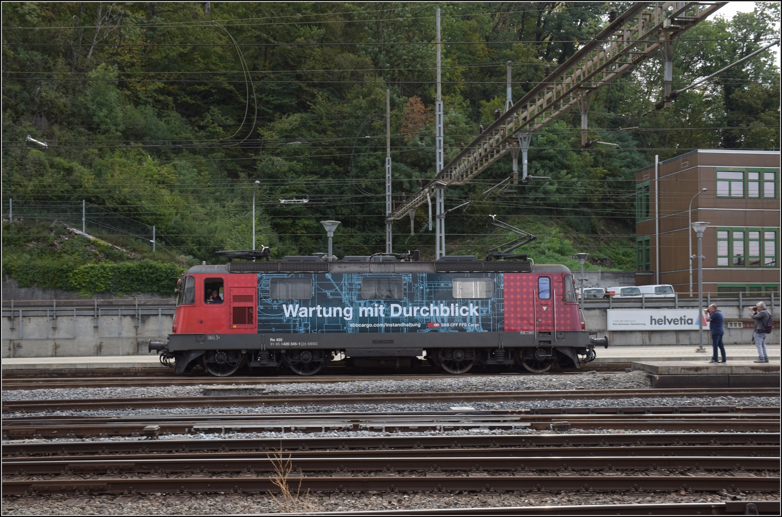 Depotfest Olten 2023.

Wartung mit Durchblick sollte ohnehin das Motto einer jeden Werkstatt sein. Ungeschoren von den allgegenwärtigen Fotografen kommt Re 420 345 jedenfalls nicht durch den Bahnhof. August 2023.