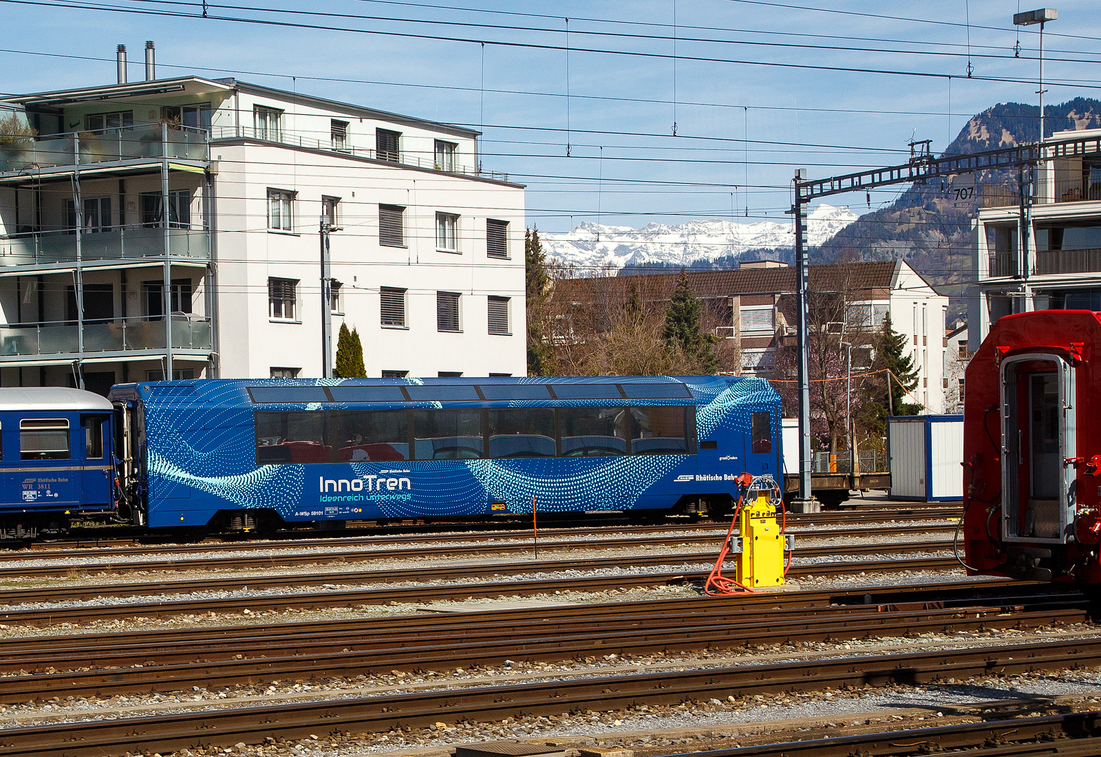 Der 4-achsige  Panoramawagen/Meetingwagen RhB A-WSp 59101 “Inno Tren“ (Ideenreich unterwegs), ex RhB Bp 525 24, ex FO AS 4026, am 22.03.2023 abgestellt beim Bahnhof Chur.

Der einst als RhB Bp 525 24 im „Glacier Express“ eingesetzte Panoramawagen wurde 1993 von Breda in Mailand gebaut und durch die FO als AS 4026 in Dienst gestellt. Nach der Indienststellung der neuen Panoramawagengeneration durch die Firma Stadler wurde er an die RhB abgegeben.

Seit seinem Umbau 2018 zum A-WSp 59101 InnoTren 2018 der auffällige Wagen als rollender Meeting-Raum gebucht und auf dem gesamten Stammnetz in fahrplanmäßig verkehrende Züge eingestellt werden. Im InnoTren finden maximal 15 Personen einen ungewöhnlichen Meetingraum vor, der umgebaute Panoramawagen sorgt für die optimale Umgebung einer  Geschäfts  Sitzung. Dabei bleibt die Wahl: klassisch mit Sitzungstisch bestuhlt oder lockerer, beispielsweise mit Barhockern und kreativen Freiräumen, ausgestattet. Das nötige Equipment für kreative Gedankengänge ist auch gleich mit an Bord: Moderations- und Kreativkoffer, Notizblöcke, Schreibwaren, Post-it’s. Natürlich ist auch für Kaffee, Wasser und gesunde Snacks gesorgt. Die Aussicht durch die großzügigen Fenster des umgerüsteten Glacier-Panoramawagen gibt es gratis dazu. Das WLAN fährt immer mit.
