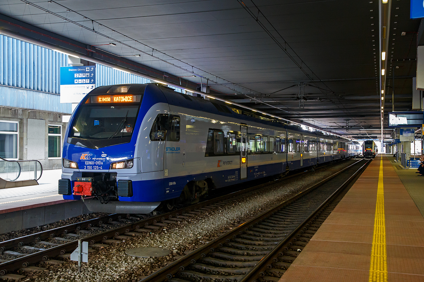 Der achtteilige Stadler Flirt 3, ED160-010 (2 150 125 -4) der PKP IC (Polskie Koleje Państwowe) am 25 Juni 2017 als IC 84150 nach Katowice im Hbf Posen (Poznań Główny).

Im November 2013 bestellte PKP Intercity 20 achtteilige Elektro-Mehrfach-FLIRTs von dem Lieferkonsortium Stadler Polska Sp. zoo. und Newag SA. Stadler wird auch für die technische Wartung der Fahrzeuge für 15 Jahre verantwortlich sein. Die Züge sind für die IC-Verbindungen Warschau, Szczecin, Gdynia, Olsztyn, Kattowitz und Krakau. 

Die Triebzüge sind für eine Geschwindigkeit von 160 km/h ausgelegt und mit ETCS Level 2 ausgestattet. Die Züge, die völlig barrierefrei sind, verfügen über erste und zweite Klasse Abteile, sowie ein Bistro. Der großzügige, klimatisierte Innenraum ermöglicht es den Fahrgästen, bequem zu reisen. Ein visuelles und akustisches Fahrgastinformationssystem bietet Reisenden relevante Informationen.

Die beiden Fahrzeugenden ruhen auf den Triebdrehgestellen, dann folgen 3 Jakobs-Drehgestelle, das Ende des 4. und der Anfang des 5. Wagenteils ruhen jeweils auf einem Lauf-Drehgestell.

TECHNISCHE DATEN:
Anzahl der Fahrzeuge: 20
Baujahr/Inbetriebnahme: 2015
Spurweite: 1.435 mm (Normalspur)
Achsanordnung: Bo '2' 2 '2' 2 '+ 2' 2 '2' 2 'Bo'
Länge über Kupplung: 152.900 mm
Fahrzeugbreite: 2.820 mm
Fahrzeughöhe: 4.120 mm
Leergewicht: 257 t
Achsabstand in den Motor-Drehgestellen (2 Stück): 2.500 mm
Achsabstand in den Jacobs-Drehgestellen (6 Stück): 2.700 mm
Achsabstand in den Lauf-Drehgestellen (2 Stück): 2.500 mm
Treibraddurchmesser (neu): 920 mm
Laufraddurchmesser (neu) der Jacobs-Drehgestelle: 760 mm
Laufraddurchmesser (neu) der Lauf-Drehgestelle: 920 mm
Dauerleistung am Rad: 2.000 kW
Max. Leistung am Rad: 3.000 kW
Höchstgeschwindigkeit: 160 km/h
Stromsystem: 3 kV DC
Startbeschleunigung, brutto: 0,6 m/s²
Sitzplätze: 60 Erste Klasse / 294 Zweite Klasse + 6 Klappsitze