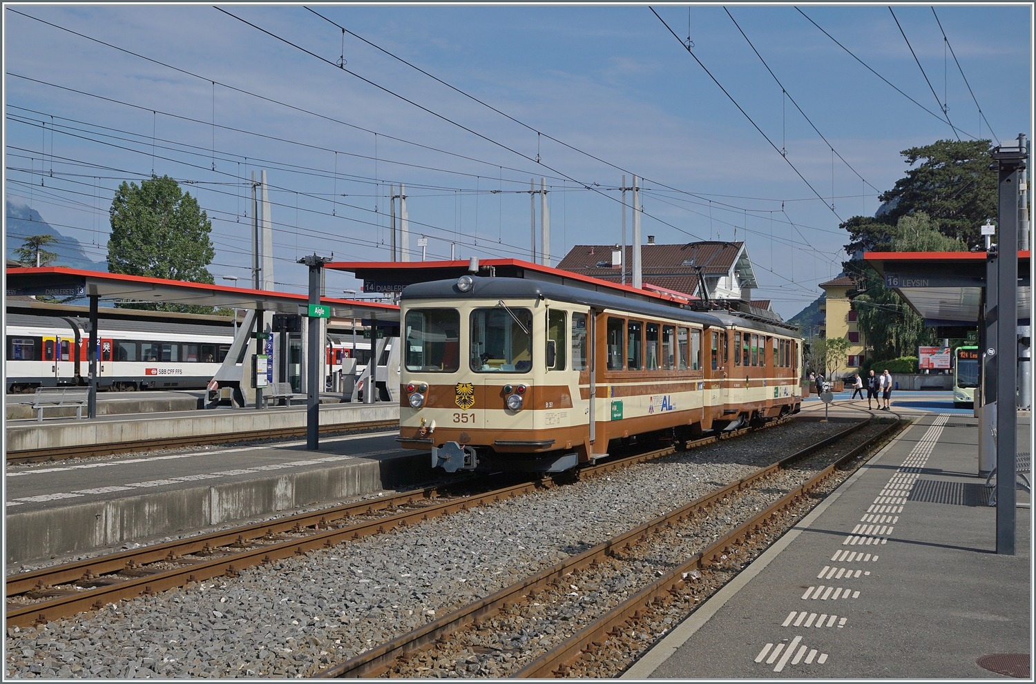 Der AL Regionalzug R 323 ist von Leysin in Aigle angekommen und wartet nun auf die Rückfahrt nach Leysin. Der Zug bestehend aus dem BDeh 4/4 302 Leysin  und Bt 351  Aigle . Es ist die letzte braune Komposition der A-L, alle anderen Reise-Züge tragen das TPC-Farbschema. 4. Juni 2023