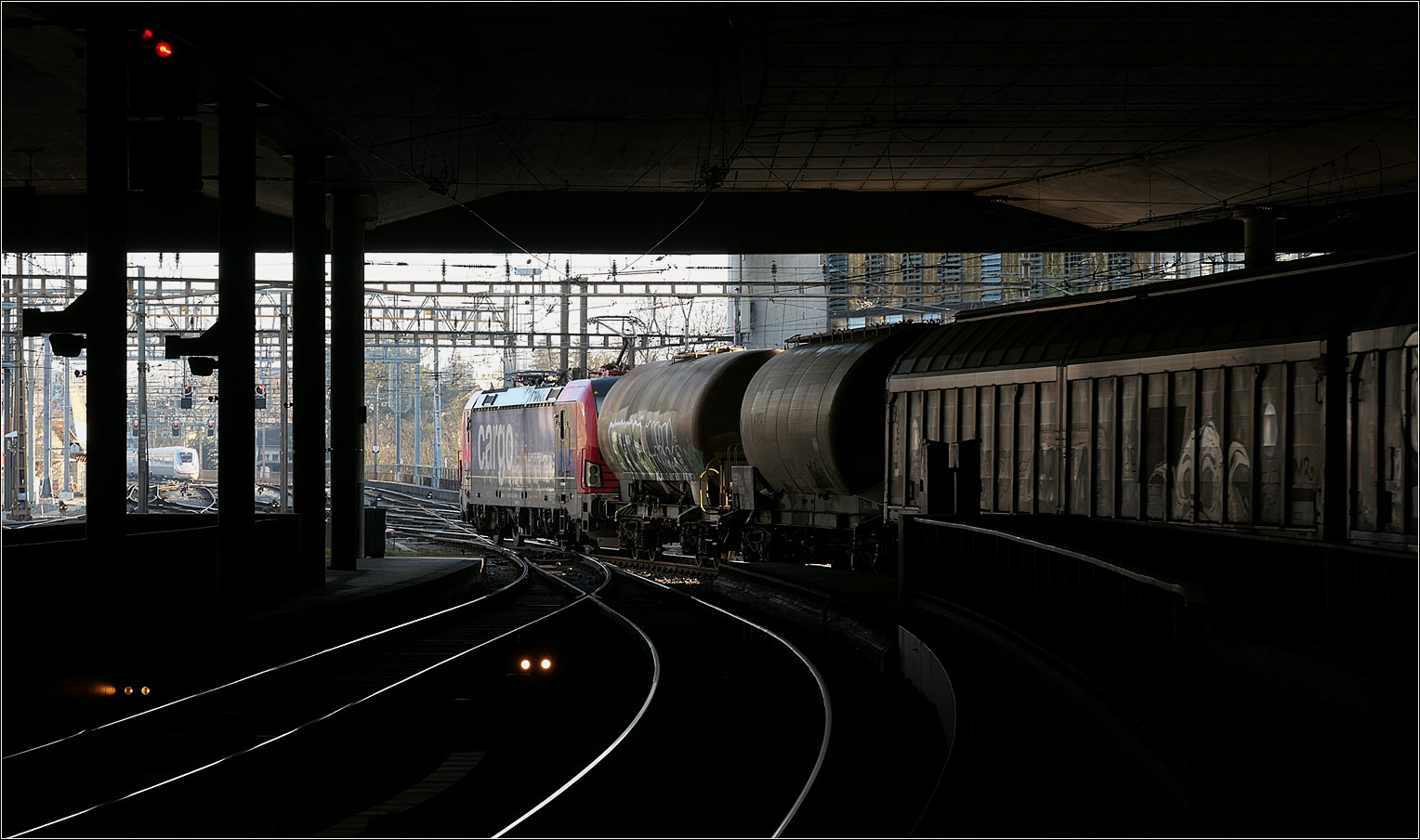 Der Bahnhof Bern - 

Eine kleine Serie mit der Einfahrt eines ICE 4 in den Berner Bahnhof.

Ein Güterzug durchfährt auf den für den ICE 4 vorgesehenem Gleis 7 den Berner Bahnhof.

07.03.2025