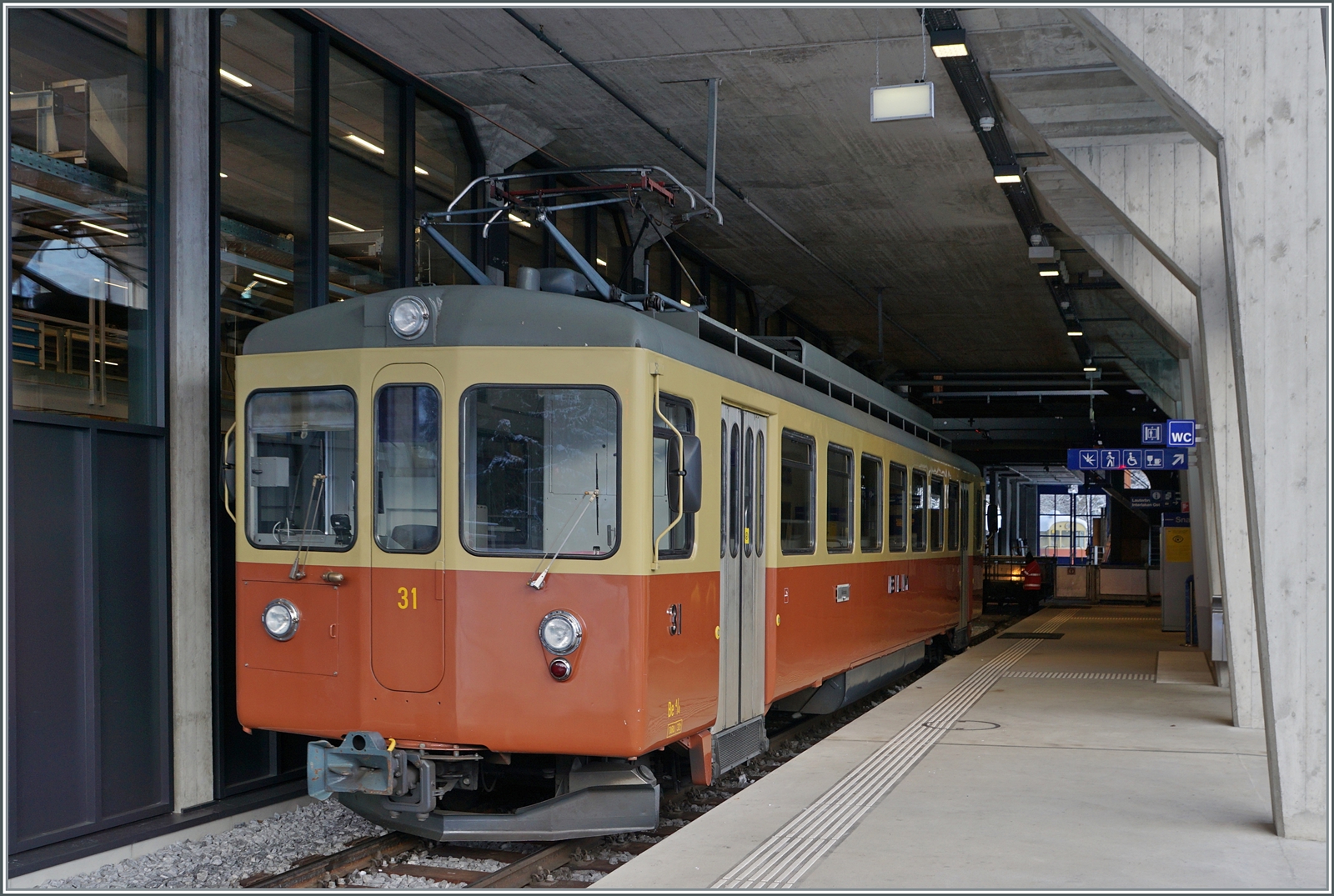 Der BLM Be 4/4 31 (ex Bipperlisi) wurde in Grütschalp bereitgestellt und wird in Kürze nach Mürren abfahren. 

16. Jan. 2024