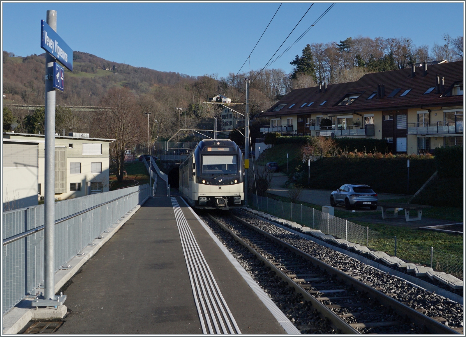 Der CEV MVR ABeh 2/6 7502 erreicht von Vevey kommend die neue Haltestelle Vevey Vignerons.

1. Jan. 2023
 
