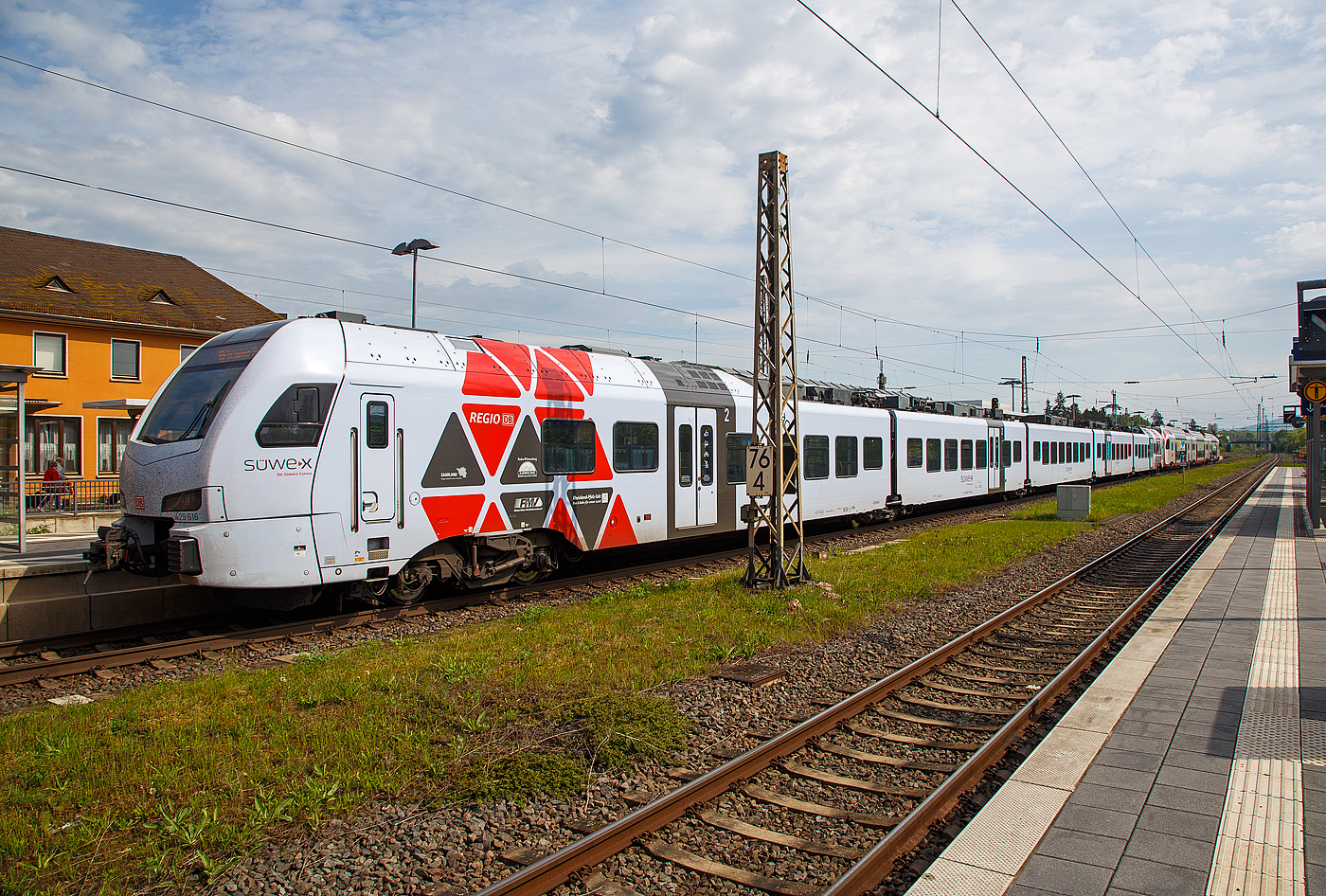 Der CFL Stadler KISS 2308 als RE 11  DeLux-Express  gekuppelt hier am Ende mit dem fünfteilige SÜWEX Stadler FLIRT³  - 429 116 / 429 616 als RE 1  Südwest-Express  nach Koblenz haben am 29.04.2018 den Hbf Wittlich erreicht.

Auffällig ist wie wenige Einstiegstüren eigentlich der fünfteilige SÜWEX Stadler FLIRT³, es sind nur 4 Türen pro Seite. Vergleichsweise bei den neuen fünfteiligen Stadler FLIRT 3 XL (der BR 3429) sind es 10 Türen pro Seite. Auch vorne der kürzere dreiteilige KISS hat mehr, bei ihm sind es 6 Türen pro Seite.

Seit dem 16. März 2015 fahren die CFL-KISS auf dem Abschnitt zwischen Koblenz und Trier gemeinsam mit den FLIRT³  der DB Regio Südwest in gemischter Mehrfachtraktion. Das ein- und zweistöckige elektrische Triebzüge zweier Staatsbahnen gemeinsam unterwegs sind, dürfte europaweit einmalig sei. Ab dem 10.12.2017 fahren einzelne CFL KISS von Koblenz weiter über Bonn und Köln Hbf bis nach Düsseldorf.