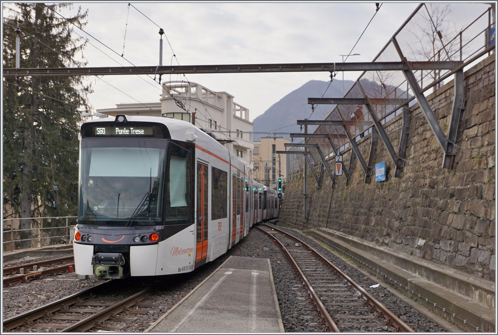 Der FLP Be 6/8 52  Lugano  und 52  Malcantone  verlassen Lugano als S60 nach Ponte Tresa. 

13. März 2023