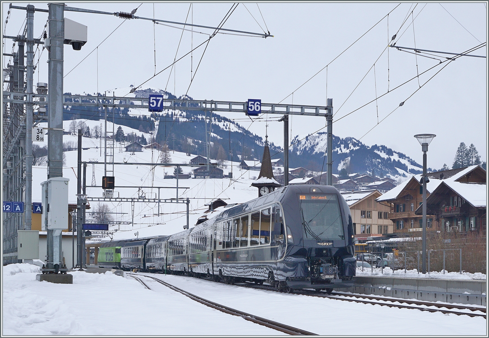 Der GPX 4068 mit der schiebenden BLS Re 465 011 verlässt Zweisimmen und wird nun auf seiner Fahrt nach Interlaken Ost alle spitz* befahrenen Weichenherzstücke beschädigen, eine Tatsache, die man erst nach etwa 150 Zügen feststellt und zum Unterbruch der Direktverbindung führen wird.

*der Zug der Gegenrichtung  kümmert  sich dann um alle andern 

15. Dezember 2022