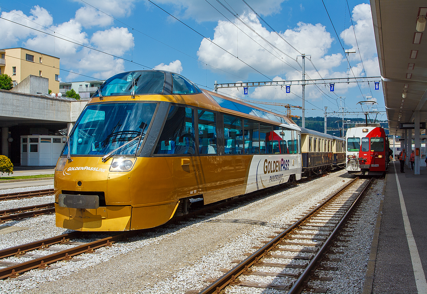 Der MOB 1.Klasse Panorama-Steuerwagen Ast 151 (ex Arst 151) steht am 28.05.2012 mit einem MOB Panoramic Express im Bahnhof Bulle (Kanton Freiburg). Rechts steht der TPF Be 4/4 122 Triebwagen mit dem Steuerwagen Bt 224 .

Die MOB beschaffte 1993 zwei Panoramawagen als Steuerwagen Arst 151–152 mit erhöhtem Führerstand und 8 Aussichtsplätzen hinter der Frontscheibe, diese Passagiere können so den Blick nach vorne auf die Strecke (bei entspr. Fahrtrichtung) genießen. Die beiden Wagen Ast 151 und 152 und die beiden As 153 und 154, wurden mit einer GDe 4/4 in der Mitte, als reiner 1. Klasse-Zug Crystal Panoramic anstelle des Superpanoramic am Wochenende und im Sommer täglich eingesetzt.

Der übrige Passagierraum war ursprünglich ist als Barwagen mit Längssitzbänken ausgestattet. Auf Tische wurde verzichtet und die Sitze am Wagenende in Reihenbestuhlung angeordnet.

TECHNISCHE DATEN eines BDe 4/4:
Hersteller: Breda, Baujahr 1993
Spurweite: 1.000 mm (Meterspur)
Achsanzahl: 4 (in 2 Drehgestellen)
Länge über Puffer: 18.700 mm
Wagenkastenlänge: 18.060 mm
Drehzapfenabstand: 12.830 mm
Achsabstand im Drehgestell: 1.800 mm
Drehgestell Typ: SIG-90
Laufraddurchmesser: 750 mm (neu)
Eigengewicht: 20,7 t
Höchstgeschwindigkeit: 120 km/h
Sitzplätze: 28 (in der 1. Klasse) und 8 (VIP)
WC: 1