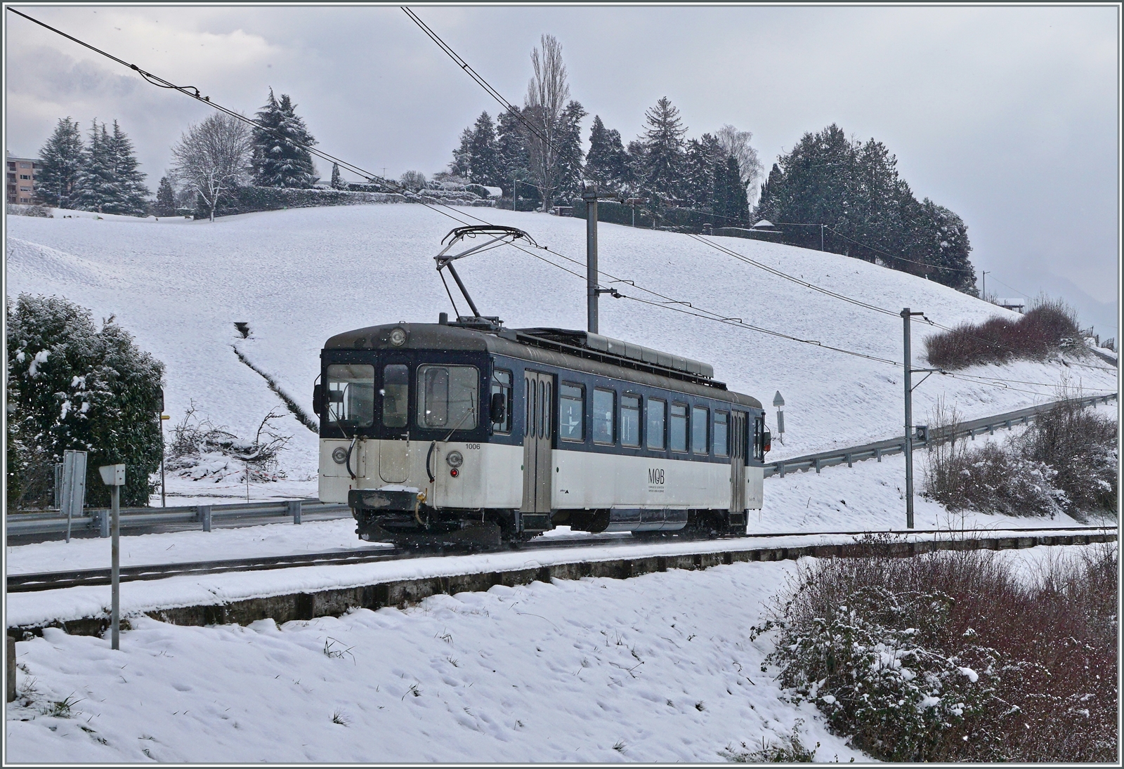 Der MOB Be 4/4 N° 1006 ist bei Planchamps auf der Fahrt nach Montreux. 

22. Jan. 2023