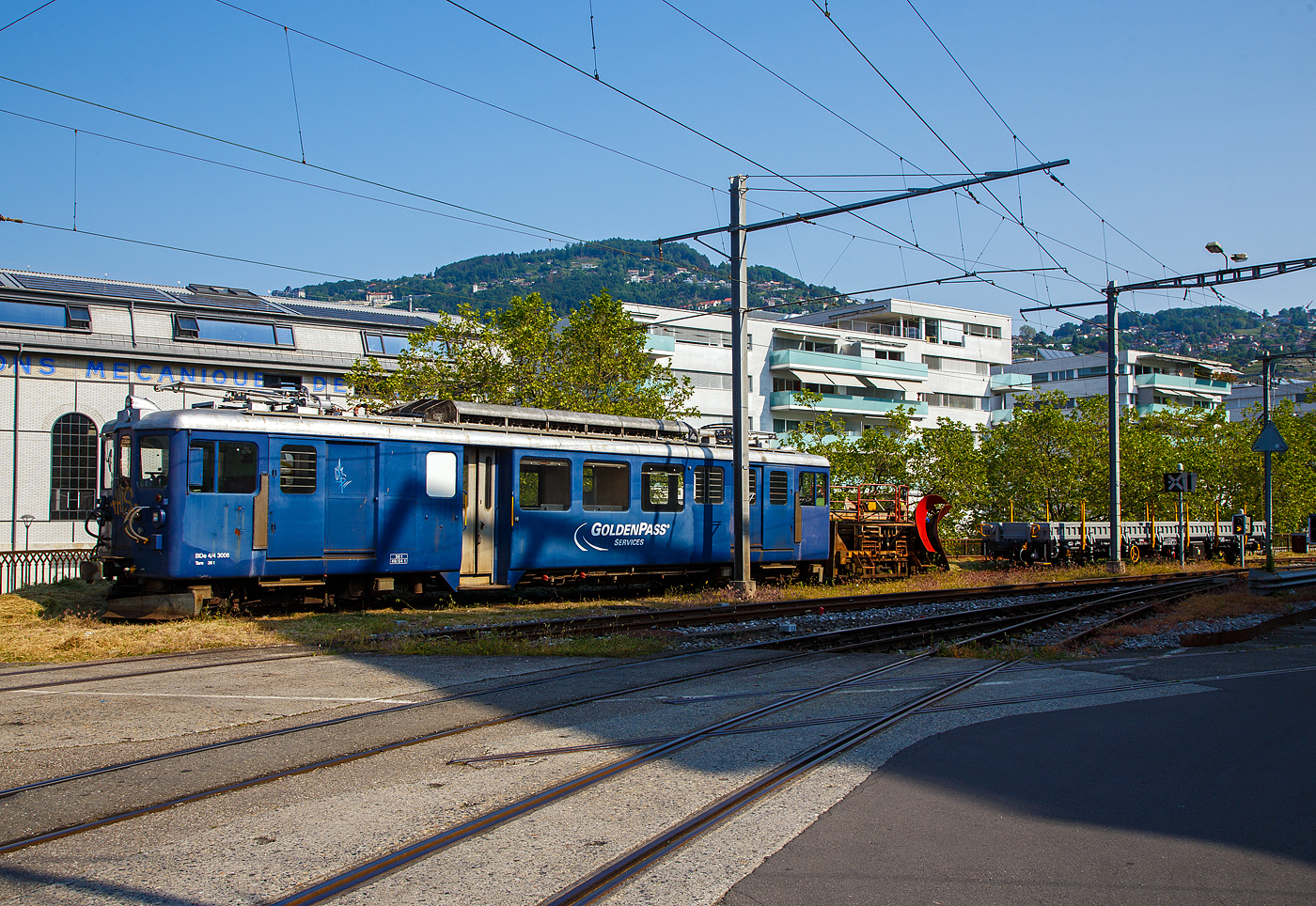 Der MOB Triebwagen BDe 4/4 3006  GoldenPass Services  mit dem vorgestellten MOB Schneepflug X 12 wartet am 28. Mai 2023 in Vevey noch auf Schnee.

Der Triebwagen wurden 1946 von SIG / BBC / MOB gebaut und als CFe 4/4 3006 in Betrieb genommen, Umzeichnungen erfolgten 1956 in BFe 4/4 und 1962 in BDe 4/4. Im Jahr 1986 wurde die Führerstands Einrichtung (Seite Montreux) ausgebaut (Einbau in den Steuerwagen Ast 117). 1997 ging er zum Baudienst, 2007 wurde ein Personalabteil und in den ehemaligen Gepäckabteilen wurden je eine Laufschiene für eine Krankatze eingebaut. Diese erlauben das Be- und Entladen von Baudienstmaterial. Zwischen 1997 und 2015 war der Triebwagen mit ständig mit dem BDe 4/4 3005 (als Paar) gekuppelt, siehe http://hellertal.startbilder.de/bild/schweiz~privatbahnen~mob-montreuxa8211berner-oberland-bahn/718793/die-mob-triebwagen-bde-44-3006.html
Im Jahr 2015 erhielten beide Triebwagen wieder einen 2. Führerstand und können so wieder einzeln fahren. Zudem erfolgte ein Einbau von Rechteckscheinwerfer an beiden Stirnfronten.

TECHNISCHE DATEN:
Spurweite: 1.000 mm (Meterspur)
Achsformel: Bo’Bo’
Länge über Puffer: 16.620 mm
Länge des Kastens: 15.620 mm
Drehzapfenabstand: 11.350 mm
Achsabstand im Drehgestell: 2.450 mm
Triebraddurchmesser: 850 mm (neu)
Höhe: 3.600 mm
Breite: 2.700 mm
Stundenleistung: 463 kW
Stundenzugkraft : 5,10 t
Übersetzung: 1:5,67
Höchstgeschwindigkeit: 75 km/h
Eigengewicht: 36 t
Ladefläche: 12,4 m²
Zuladungsgewicht: 4,0 t
Bremsen: Hs / V / C / Cr / X