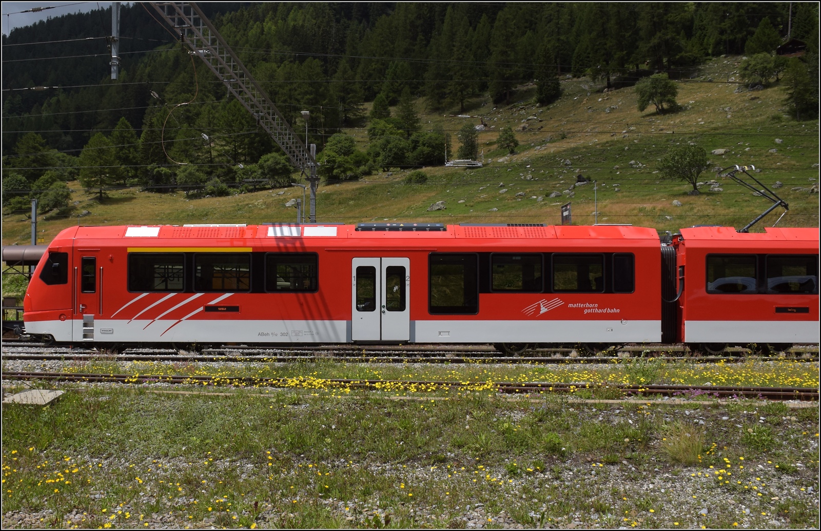 Der neue Zug der MGB: ABeh 8/12 Orion.

ABeh 8/12 302 mit dem Erstklassabteil genauer betrachtet. Oberawald, Juli 2023.