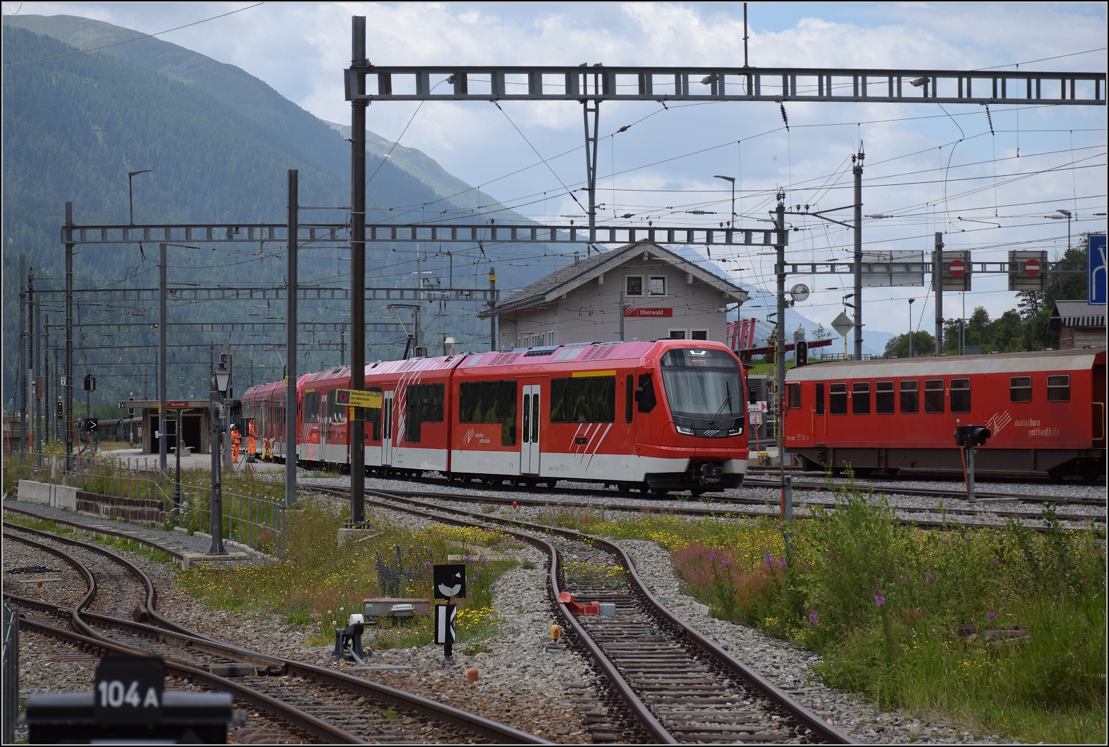 Der neue Zug der MGB: ABeh 8/12 Orion.

ABeh 8/12 301 und ABeh 8/12 302 auf Testfahrt liefen mir in Oberwald zufällig vor die Linse. Juli 2023.