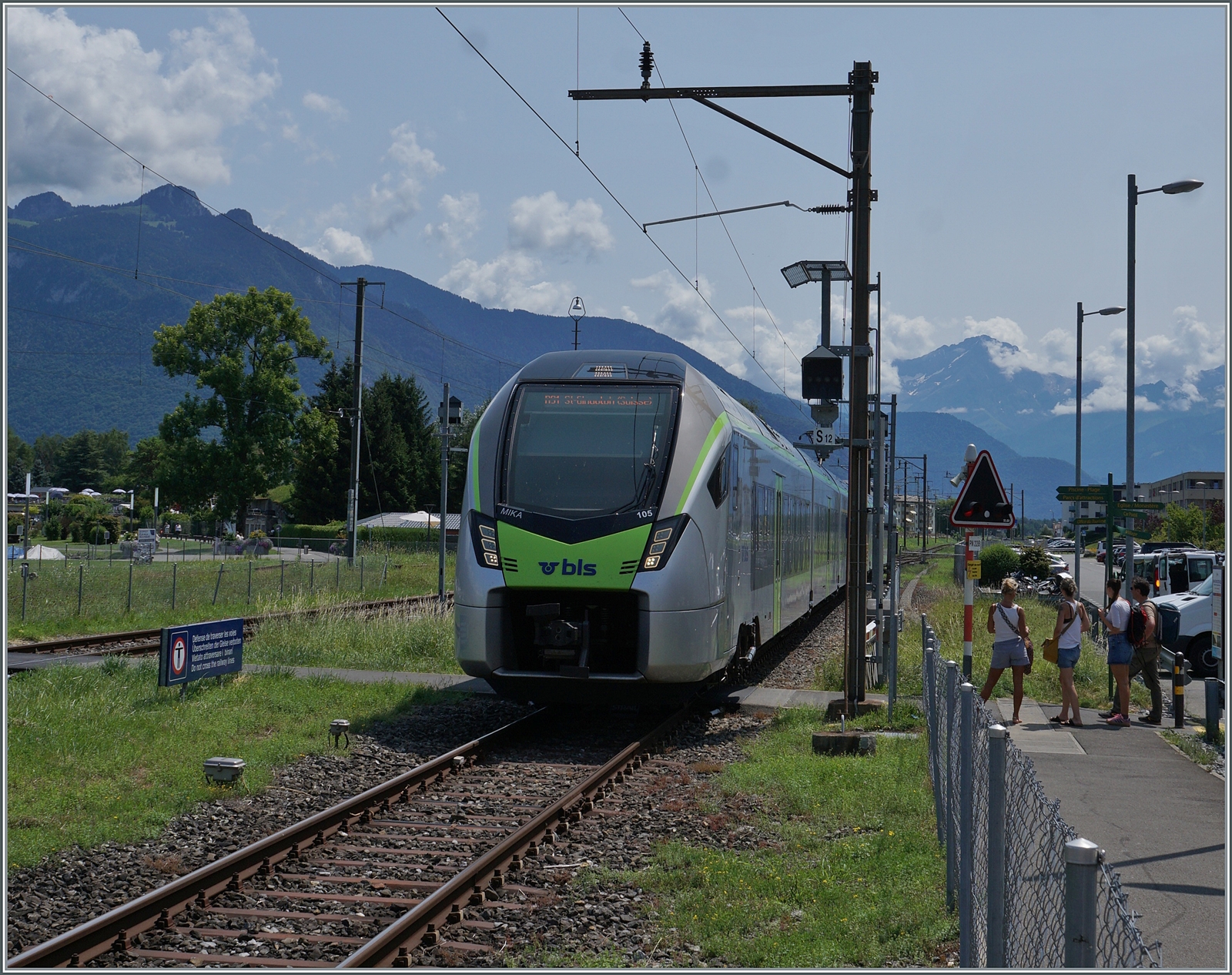 Der von der RegionAlps gemietet BLS RABe 528 105  MIKA  ist als R91 6116 von Brig (ab 11:03) nach St-Gingolph (an 13:06) unterwegs und erreicht den Bahnhof von Bouveret. 

24. Juli 2024
