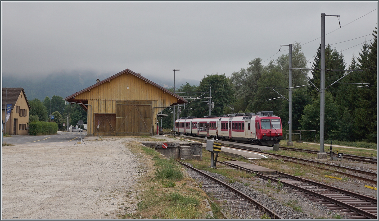 Der Regionalzug 6011 von Vallorbe nach Le Brassus mit dem schiebenden TRAVYS RBDe 560 385-7  Lac de Joux  verlässt nun Le Pont, der Fotograf hat seine Schuldigkeit getan, und wird in einer Stunde mit dem Hier zu sehenden Zug nach Vallorbe fahren, mit der Idee, bald wieder zu kommen und das Zeitalter der PBr mit den direkten Zügen nach Aigle fotografisch festzuhalten...

6. August 2022