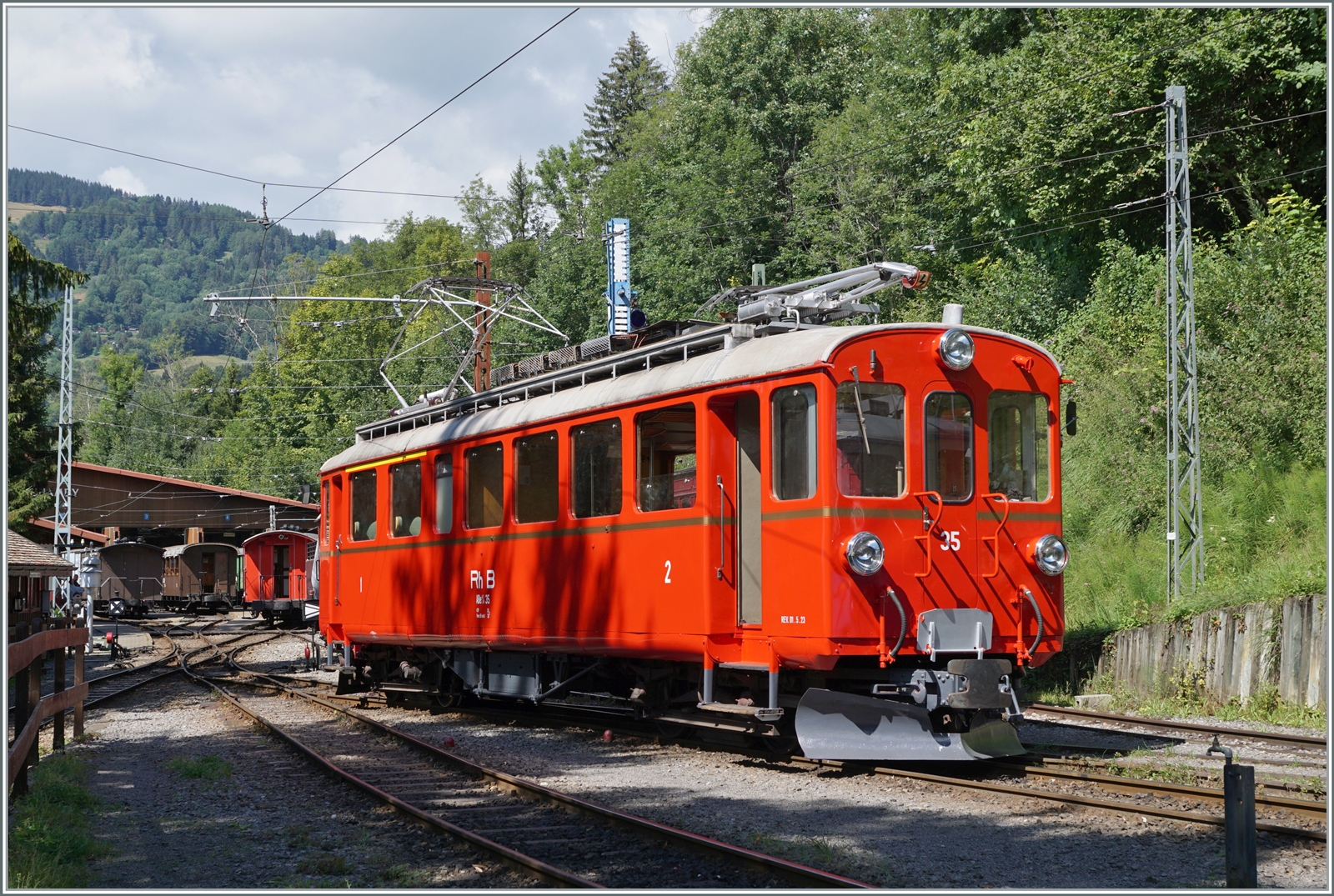 Der RhB ABe 4/4 I N° 35 bei der Blonay-Chamby Bahn beim Rangieren in Chaulin und wurde wunderschön restauriert.

5. August 2023