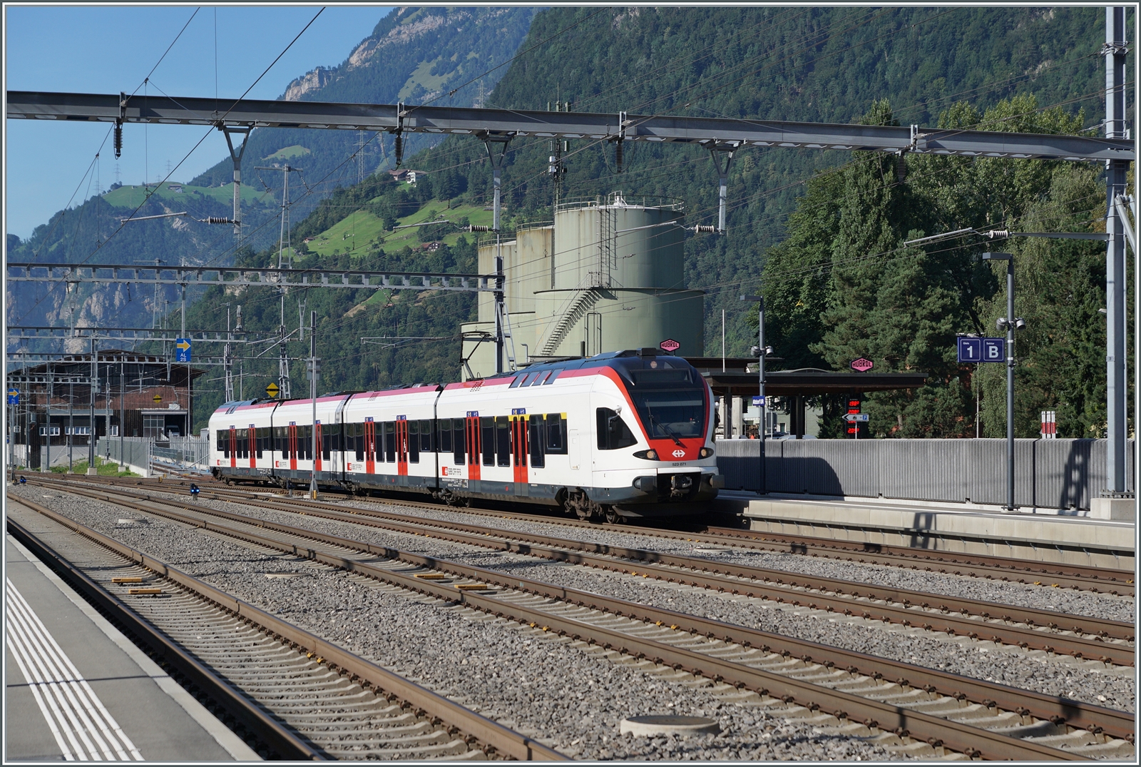 Der SBB Flirt RABe 523 071 ist als S2 von Baar Lindenpark nach Erstfeld unterwegs und erreicht Altdorf. 

4. Sept. 2023