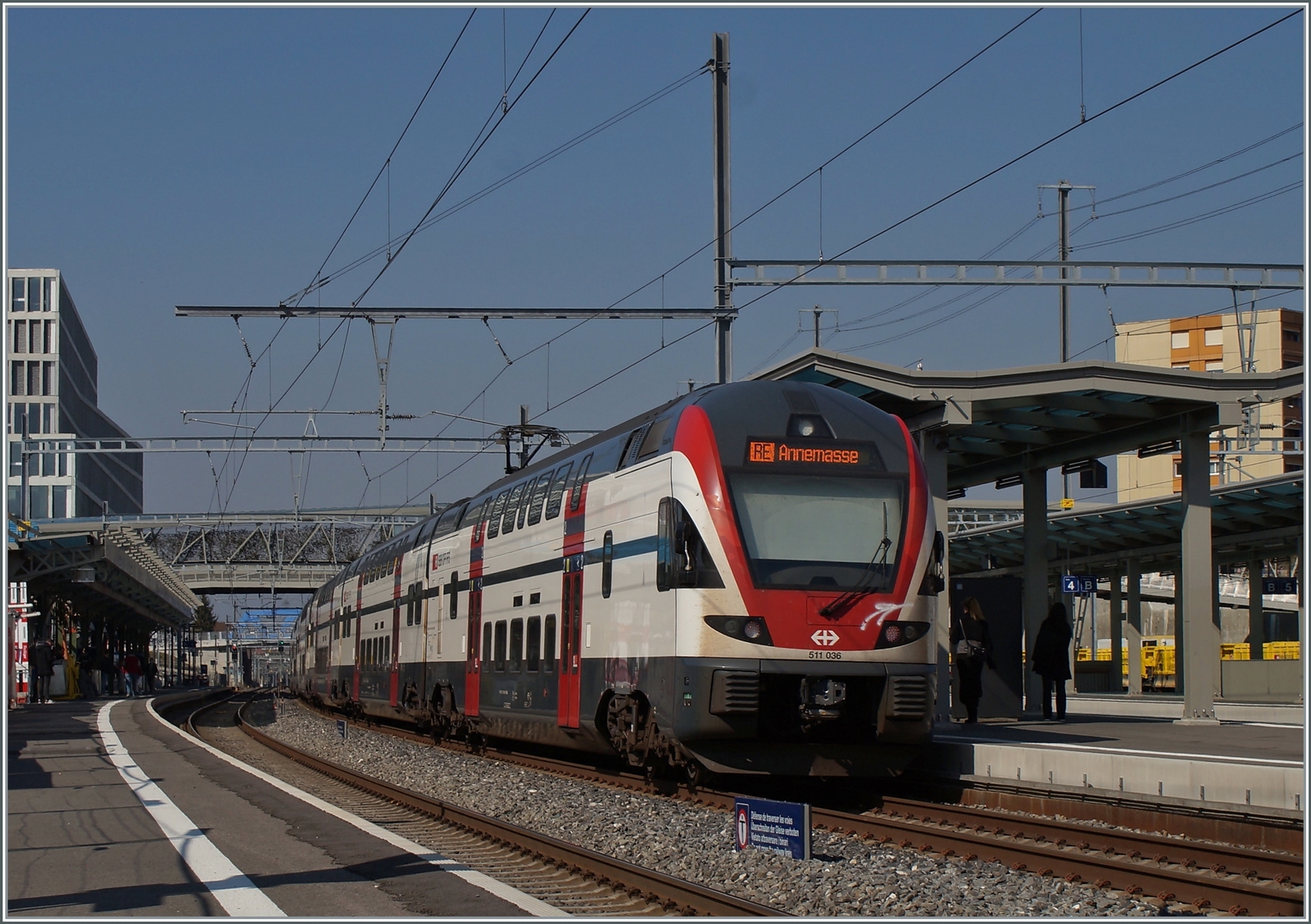 Der SBB RABe 511 036 wartet in Renes VD auf die Weiterfahrt nach Annemasse.

10. März 2022