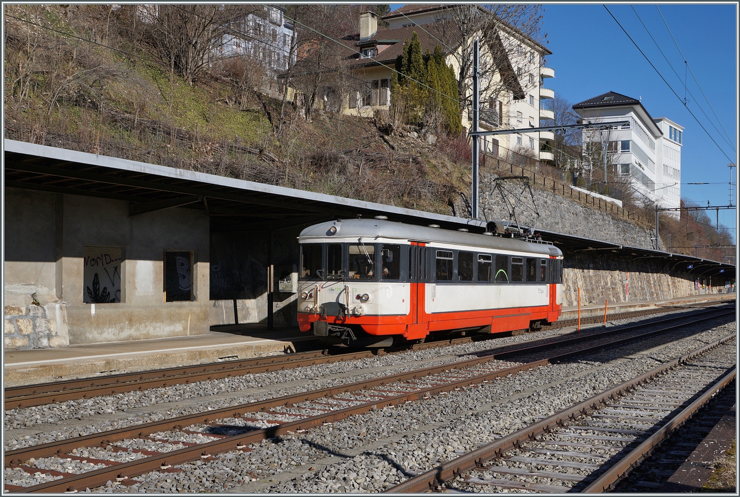 Der TansN (ex cmn) BDe 4/4 N° 3 verlässt als R 24 N° 22 Le Locle in Richtung Les Brenets. Eigentlich hätte die Strecke Ende 2023 stillgelegt werden sollen, doch wurden die am 24. Juli 23 entstanden Unwetterschäden beseitigt und die Bahn soll nun doch noch bis 2031 weiterhin verkehren.
Dabei ist anzumerken, dass die 1950 in Italien hergestellten BDe 4/4 3 und 5 nun schon seit 74 Jahren im Einsatz stehen! 

Bei der relativ kurzen Streckenlänge von etwas über 4 km schneit die Fahrt am scheinbar unendlich langen Bahnsteige von Le Locle entlang schon gefühlt die halbe Strecke zu umfassen...

3. Februar 2024