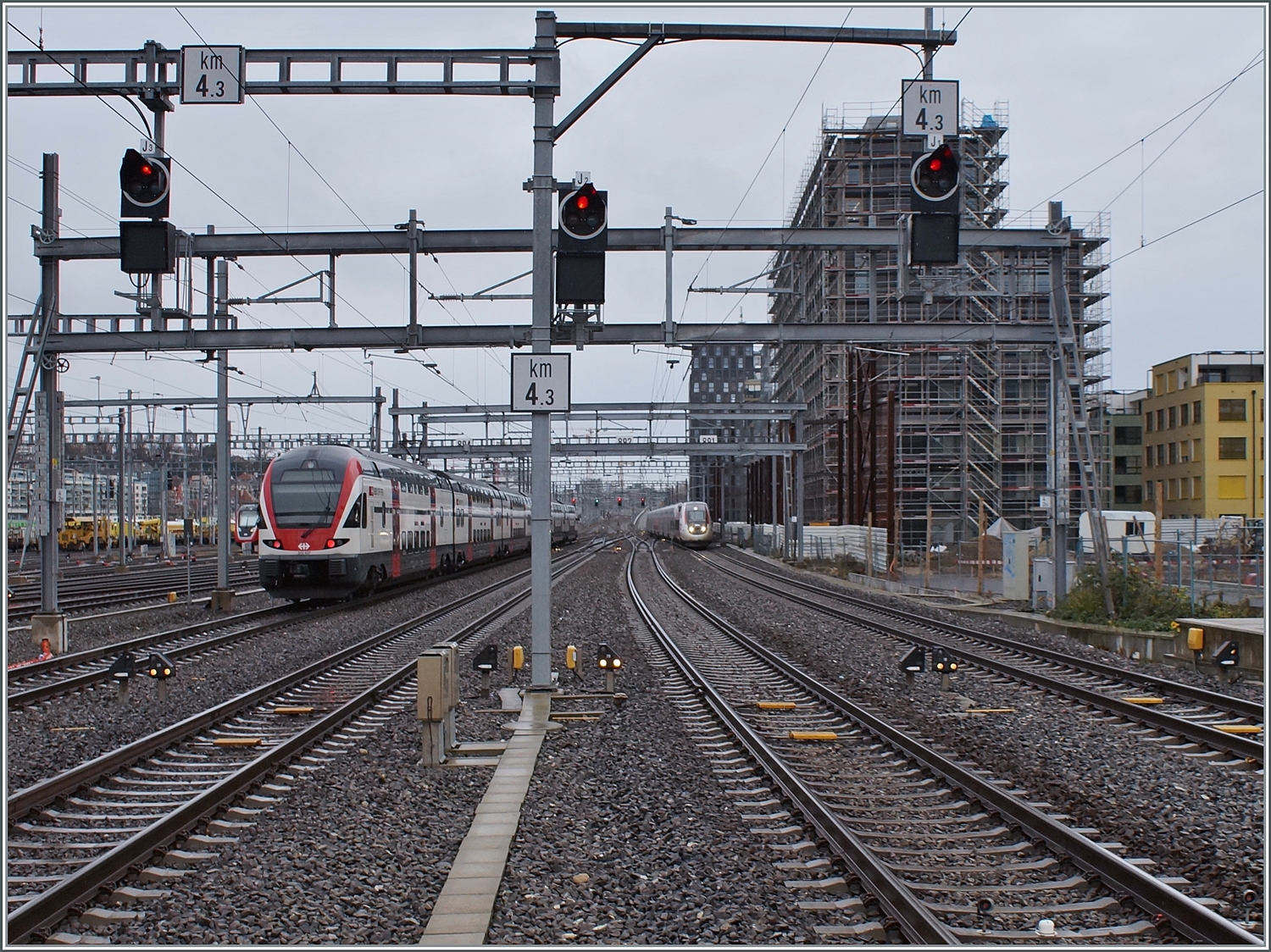 Der TGV nach Paris im rechten Bildteil ist noch recht weit entfernt und auch der RABe 511 als R33 nach Vevey ist schon ein gutes Stück vom Bahnsteig in Renens VD entfernt, aber das Bild zeigt recht schon die neu gestaltete Streckenführung von Renens VD in Richtung Lausanne.

14. Dez. 2023