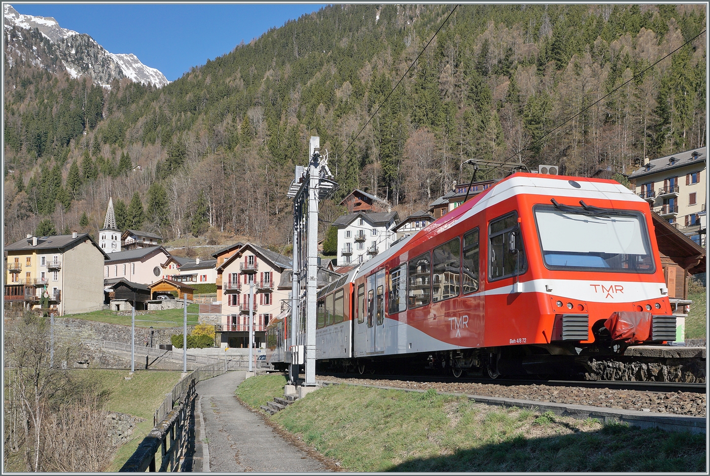 Der TMR Beh 4/8 72 ist auf der Fahrt nach Vallorcine und konnte beim Halt in Finhaut fotografiert werden. 

9. April 2026