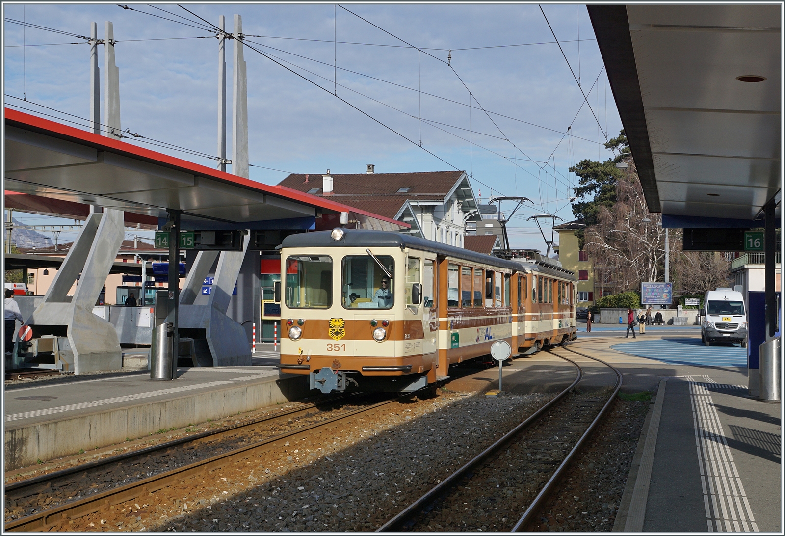 Der TPC A-L Bt 351 mit dem BDeh 4/4 302 sind weiterhin (noch) in ihrer A-L Farbgebung unterwegs. Hier erreicht der Zug den Bahnhof von Aigle. 

17. Feb 2024