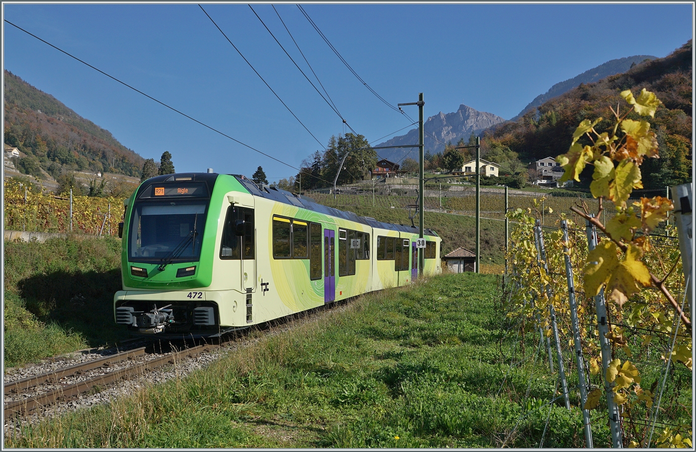 Der TPC ASD ABe 4/8 472 ist in den Weinbergen oberhalb von Aigle auf dem Weg nach Aigle.

2. Nov. 2024