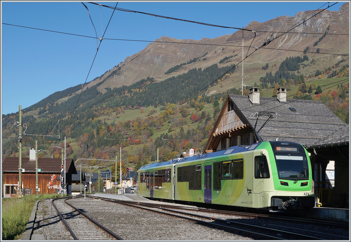 Der TPC ASD ABeh 4/8 472 wartet in Les Diablerets auf die baldige Abfahrt als R71 431 nach Aigle. 

14. Oktober 2025