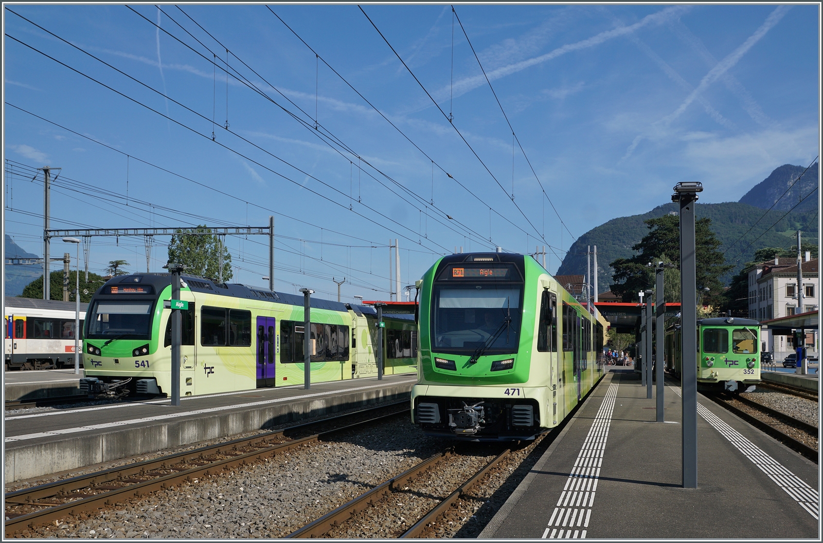 Der TPC Beh 2/6 wartet auf die Abfahrt nach Champéry, der neue ABe 4/8 471 wird nach Les Diablerets fahren und im Hintergrund steht ein A-L Regionalzug R70 nach Leysin.

27. Juli 2024

