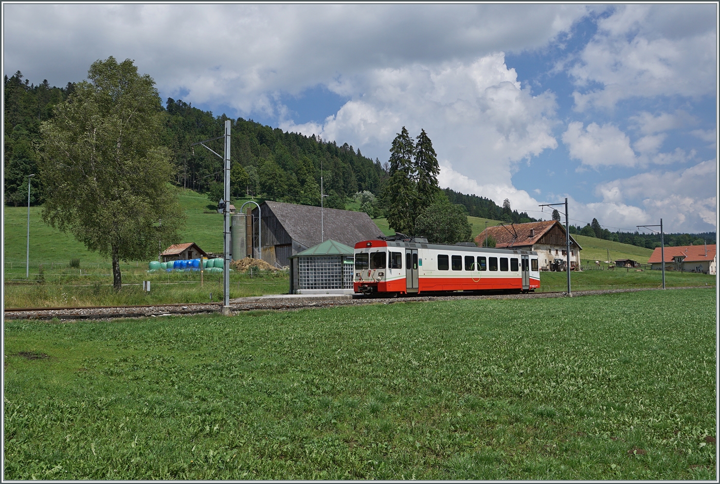 Der transN (ex cmn) BDe 4//4 N° 8 ist als R 22 319 von La Chaux de Fonds nach Les Ponts de Martel unterwegs und erreicht gerade die kleine Haltestelle Les Coeudres, wo er aber mangels Haltewunsch ohne Halt durchfährt.

27. Juni 2024