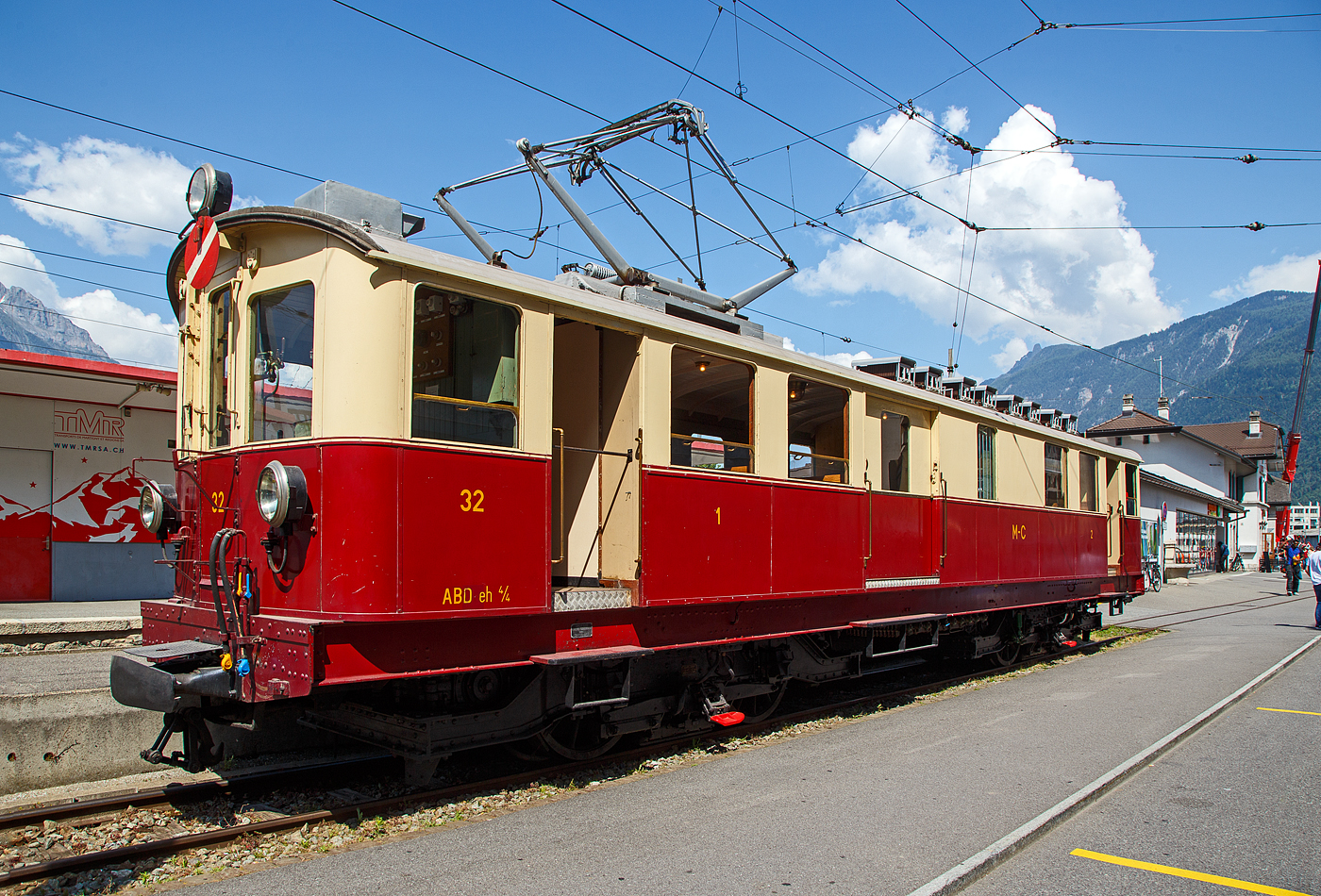 Der wunderschöne ehemalige Martigny-Châtelard-Bahn (MC) Triebwagen ABDeh 4/4 32  le tracteur  ( der Traktor ) vom Verein Train Nostalgique du Trient, ex MC BCFe 4/4, ex SBB CFeh 4/4 N°32 Baujahr 1921, am 26. Mai 2023 im Bahnhof Martigny.

Der Förderverein TNT Train Nostalgique du Trient wurde 1995 wurde 1995 gegründet, dieser bezweckt die alten Fahrzeuge der Schmalspurbahn Martigny-Châtelard-Bahn (MC) im betriebsfähigem Zustand zu halten.

Der meterspurige elektrische Personentriebwagen mit Gepäckabteil für gemischten Zahnrad- und Adhäsionsbetrieb ABDeh 4/4 32 wurde 1921 als CFeh 4/4 für die SBB (für Materialtransporte von der SBB-Station Martigny zum MC-Bahnhof Le Châtelard-Giétroz) gebaut. Während der Arbeiten am Barberine-Staudamm der SBB wurde die Martigny-Châtelard als Transport von Personal und Material ausgewählt. Da die MC (Martigny-Châtelard-Bahn) jedoch nicht über ausreichend Rollmaterial verfügte, bestellt die SBB zwei CFeh 4/4-Triebwagen Nr. 31 und 32. Die Triebwagen mit einer Leistung von 295 kW, waren zum Ziehen von Güterzügen konzipiert (daher auch ihr Spitznamen „der Traktor“), verfügten aber auch über ein großes Frachtabteil sowie ein Fahrgastabteil mit 16 Sitzplätzen in der 3. Klasse. Hersteller der für das Zahnstangensystem Strub konstruierten Triebwagen waren die SWS - Schweizerischen Waggonfabrik Schlieren (mechanischen Teil), die Schweizerischen Lokomotiv- und Maschinenfabrik in Winterthur (Drehgestelle) und die MFO - Maschinenfabrik Oerlikon (elektrische Teil). Neben diesem Triebwagen 32 wurde noch ein weiterer mit der Nr. 31 gebaut, dieser wurde im Herbst 2011 nach Vandalismus und Beschädigung leider abgebrochen. Bis 1926 waren die beiden Triebwagen 31 und 32 Eigentum der SBB (CFF). 

Nach Abschluss der Arbeiten im Jahr 1926 wurden die Triebwagen von der MC übernommen (gekauft) und mit einem zusätzlichen Fahrgastraum der 2. Klasse mit 16 Sitzplätzen ausgestattet und in BCFeh 4/4 umbenannt, nach der Klassenreform dann zu ABDeh 4/4. Seit 1996 ist der Triebwagen beim Verein Train Nostalgique du Trient

Ehemaligebezeichnungen:
SBB / CFF CFeh 4/4 - 32 (bis 1926)
MC CFeh 4/4 – 32 (bis 1935)
MC BCFeh 4/4 – 32 (ab 1935)
MC ABFZeh 4/4 - 32
MC ABDeh 4/4 - 32 (ab 1962)

TECHNISCHE DATEN:
Hersteller: SWS, MFO, SLM
Gebaute Anzahl: 2
Spurweite: 1.000 mm (Meterspur)
Achsfolge: Bozz' Bozz'
Zahnstangensystem: Strub (bzw. Riggenbach)
Länge über Kupplung: 15.940 mm 
Drehzapfenabstand: 7.850 mm 
Breite: 2.700 mm
Höhe: 3.400 mm
Leergewicht: 40,5  t
Dienstgewicht: 43 t
Leistung: 4 x 100 PS = 400 PS (295 kW)
Höchstgeschwindigkeit mit Adhäsionsantrieb: 28 km/h
Höchstgeschwindigkeit mit Zahnradantrieb: 9 km/h 
Antriebsart: Elektrisch über Oberleitung oder seitlicher Stromschiene
Fahrleitungsspannung: 850 V DC (=) (ursprünglich 750 V DC)
Sitzplätze: 32 (je 16 in der 1. und 2. Klasse)
Beschaffungspreis: 49.779.- Franken

Die Martigny-Châtelard-Bahn (Streckennummer 132), abgekürzt MC, (französisch: Chemin de fer Martigny–Châtelard) ist eine 18 km lange meterspurige Bahnstrecke mit Zahnstangenabschnitten (System Strub) mit bis zu 200 ‰ Neigung, in den Adhäsionsabschnitten mit bis zu 70 ‰ Neigung. Die Strecke führt Martigny, Vernayaz MC, Salvan, Les Marécottes, Finhaut und Le Châtelard VS bis zum französischen Bahnhof Vallorcine. In Frankreich verläuft dann die 34 km lange SNCF-Strecke (SNCF KBS 514) von Vallorcine über Chamonix-Mont-Blanc (Anschluss zur Montenvers-Bahn) nach Saint-Gervais-Le Fayet.