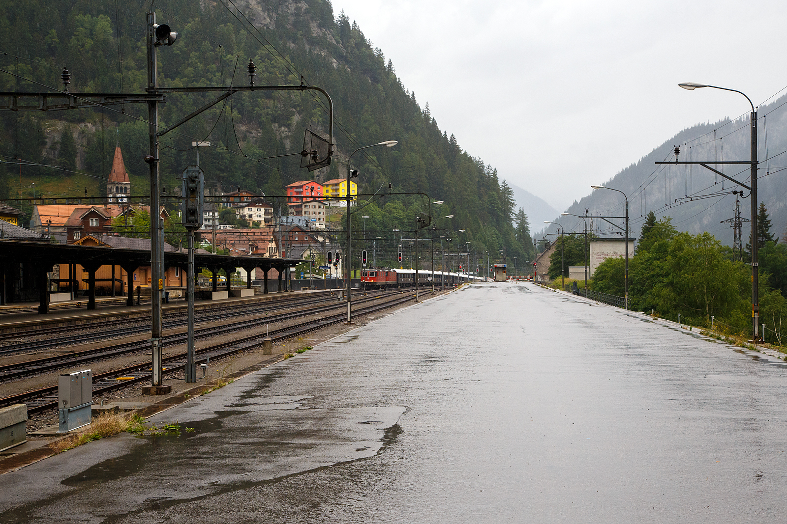 Der„König der Züge“ der Orient-Express, oder für mich der Zug der Züge. Wir hatten am Vortag bei der Ankunft im Hotel davon erfahren, das VSOE am nächsten Tag durchfährt, so haben wir unsere Weiterfahrt über den Gotthardbahn nach Locarno und weiter mit der Centovallibahn nach Domodossola, etwas verschoben. 

Da kommt nach Göschenen hinauf, gezogen von einer SBB Re 8/8 (Doppeltraktion der Re 4/4 11194 und Re 4/4 11156) erreicht der VSOE - Venice Simplon-Orient-Express von Amsterdam über Brüssel und Paris nach Venedig am 02.08.2019, leider bei Regen, den Bahnhof Göschenen. Hier fährt er aber nicht, wie es im Namen steht, durch den Simplon, sondern über den Gotthard. Der Orient-Express bestand aus einem Zug mit 18 Wagen, meinst waren es modernisierte historische ehemalige CIWL-Wagen. Ob es auch einen „Mord im Orient-Express“ gab? Das kann ich nicht sagen, hatte aber gehört das man wohl einen im Zug nachspielte. 

Wer kennt den Film nicht „Mord im Orient-Express“ nach dem Roman von Agatha Christie aus dem Jahr 1934. Wo der berühmte belgische Privatdetektiv Hercule Poirot den Mord an einem reichen Amerikaner untersucht, der im berühmtesten Zug der Welt reist