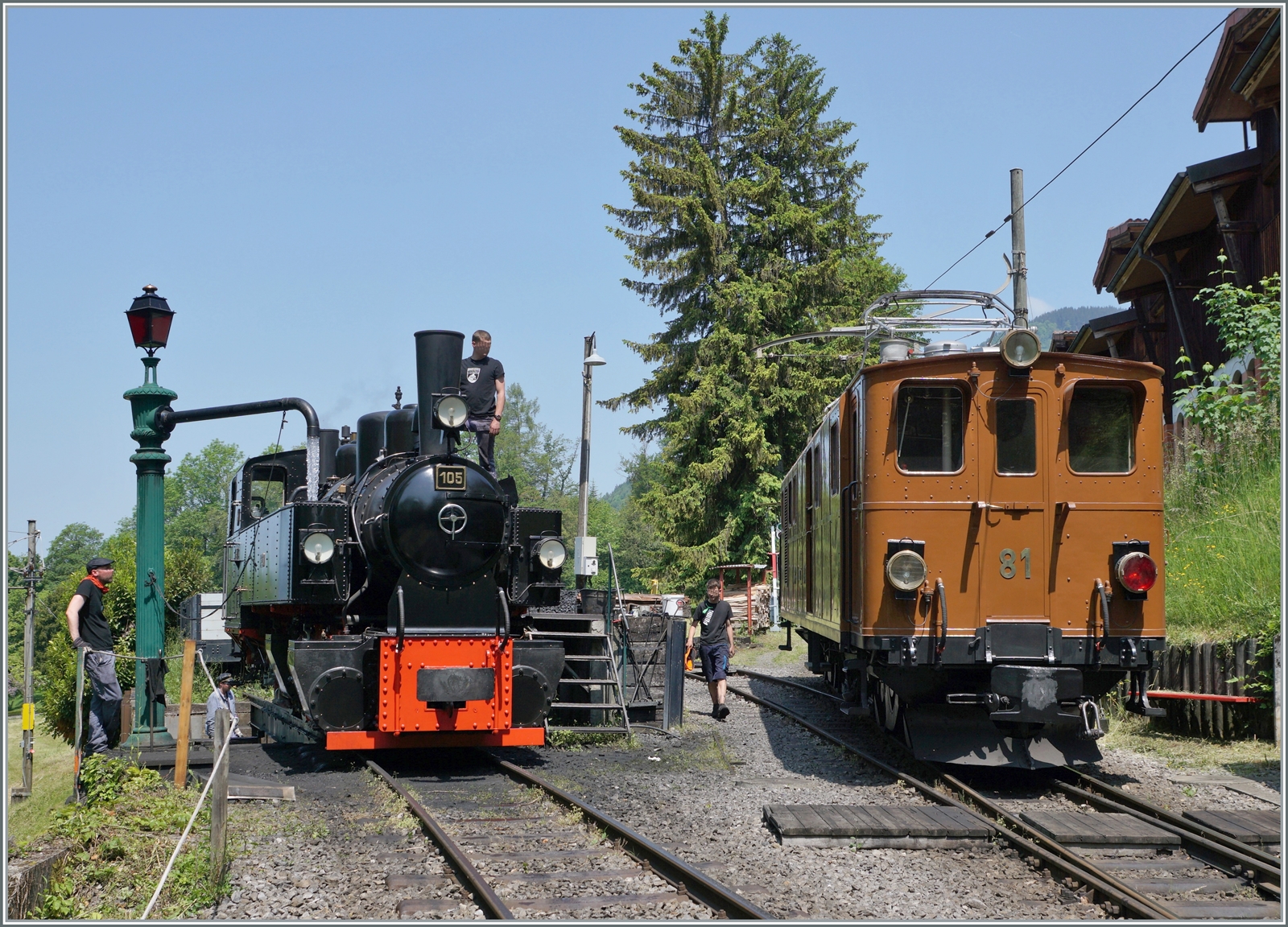 Die allein fahrende Bernina Bahn Ge 4/4 81 der Blonay-Chamby Bahn begegnet bei der Einfahrt in Chaulin der SEG G 2x 2/2 105 der B-C. 

29. Mai 2023