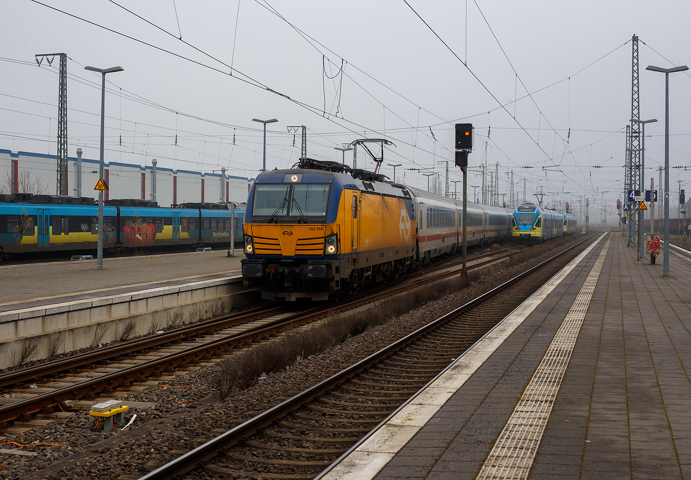 Die an die NS - Nederlandse Spoorwegen N.V. (Niederländische Eisenbahnen AG) vermietete Siemens Vectron MS 193 766 (91 80 6193 766-3 D-ELOC) der ELL - European Locomotive Leasing (Wien) fährt am 21 Januar 2025, mit dem IC 146 (Berlin Ostbahnhof - Berlin Hbf - Hannover Hbf - Bad Bentheim – Deventer - Amsterdam Centraal), in den Bahnhof Rheine ein. Warum der IC nicht als EC gewertet wird ist mir nicht ganz klar. 

Die Siemens Vectron MS wurde 2019 von Siemens Mobilitiy in München-Allach unter der Fabriknummer 22721 gebaut und an die ELL geliefert.