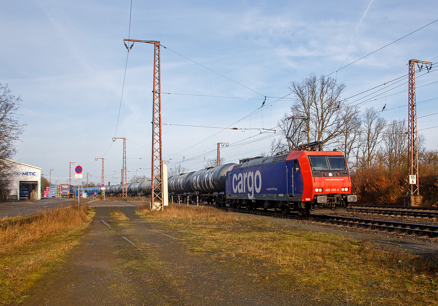 Die an die SBB Cargo International AG vermietete SBB Cargo Re 482 025-4 (91 85 4482 025-4 CH-SBBC) fährt am 22.02.2023 mit einem Kesselwagenzug durch Ruderdorf (Kr. Siegen) in südlicher Richtung.

Die TRAXX F140 AC1 wurde 2003 von Bombardier in Kassel unter der Fabriknummer 33593 gebaut und an die SBB Cargo AG geliefert.
