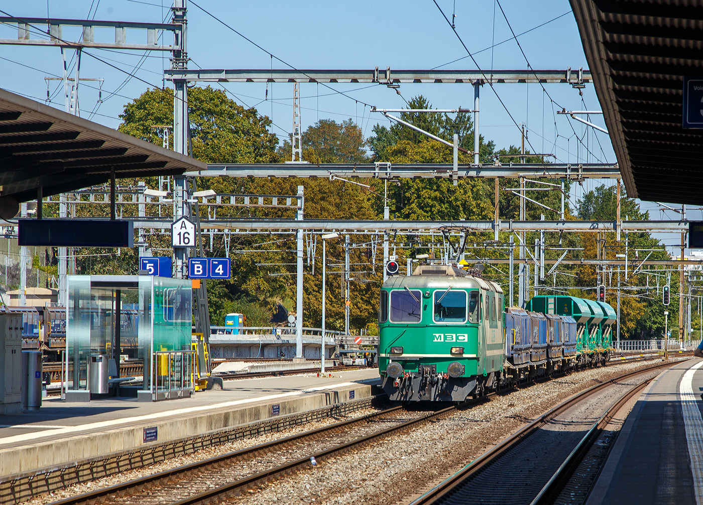 Die BAM (MBC) Re 4/4 II / Re 420 (91 85 4 420 506-8 CH-MBC), hat am 07.09.2023, mit einem Kieszug / Aushubzug Gland - Morges (- Apples), den Bahnhof Morges erreicht. Die Re 4/4 II ist die ex BLS Re 420 506-8, ex SBB Re 4/4 II – 11142.

Gleich übernimmt die MBC Te III - 155 die Kieswagen und rangiert sie auf eine Rollbockgrube, wo sie dann später auf Rollböcke verladen werden, damit sie dann weiter in Richtung Apples gefahren werden könne.

Die Lokomotive der ersten Bauserie wurde von dem Konsortium SLM (Fabriknummer 4674) /BBC (Fabriknummer 7616) /MFO/SAAS gebaut. Im Dezember 2004 wurden sechs Re 420 an die BLS verkauft und verkehrten dort als Re 420 501 bis Re 420 506 (wie diese). Es waren dies die ehemaligen grünen Re 4/4 - 11110, 11117, 11119, 11123, 11137 und 11142.  Im Januar 2013 ging die Re 420 506 an die MBC.

Im Herbst 2013 nahm die MBC den Transport von etwa 170 000 Tonnen Kies pro Jahr aus Apples nach Morges und weiter auf der SBB-Strecke nach Gland auf. Um die Kiesgrube auszufüllen, befördert die MBC in der Gegenrichtung 100 000 Tonnen Aushubmaterial. Dafür wurden 20 geeignete normalspuriger Güterwagen gekauft. Für die Traktion auf dem Normalspurabschnitt Morges–Gland erwarb die MBC von der BLS diese dort nicht mehr benötigte Re 420 506. Die gleichzeitig von den Travys übernommene Re 420 503 dient als Reserve.

TECHNISCHE DATEN:
Spurweite:  1.435 mm (Normalspur)
Achsfolge:  Bo'Bo'
Gebaute Stückzahl:  277
Hersteller: SLM / BBC / MFO / SAAS 
Dienstgewicht: 80 t
Länge über Puffer: 14.900 mm (1. Bauserie)
Drehzapfenabstand:  7.900 mm
Achsabstand im Drehgestell: 2.800 mm
Treibraddurchmesser: 	1.235 mm
Breite:  2.970 mm
Höhe:  4.500 mm
Leistung: 4.700 kW (6.320 PS)
Stundenzugkraft: 167 kN
Anfahrzugkraft: 255 kN
Höchstgeschwindigkeit: 140 km/h
Stromsystem:  15 kV, 16,7 Hz AC
