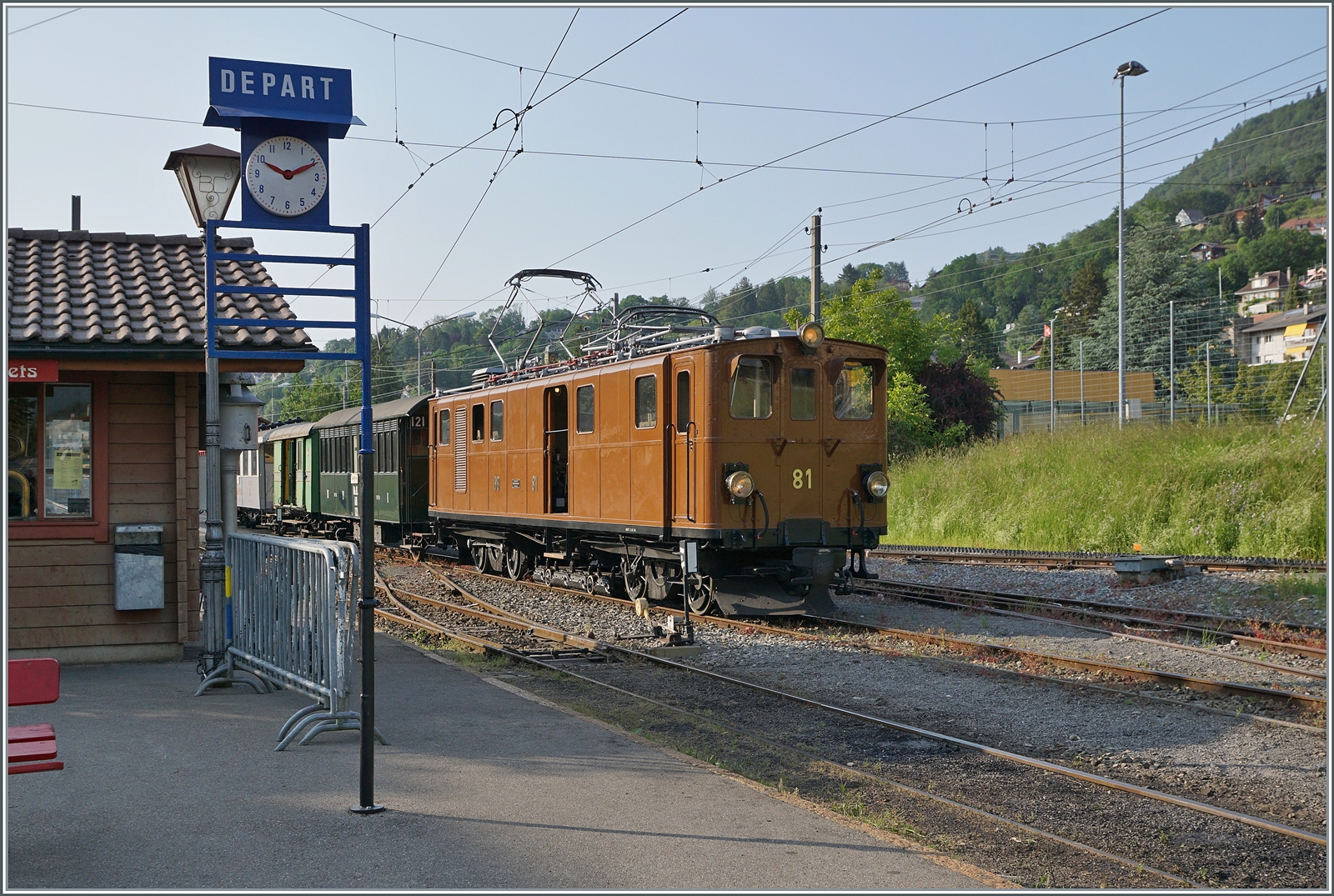 Die Bernina Bahn Ge 4/4 81 der Blonay-Chamby Bahn ist mit ihrem Riviera Belle Express von Vevey nach Blonay am Ziel angekommen. Ab hier fährt der Zug als Leermaterialzug nach Chaulin zurück. 

29. Mai 2023