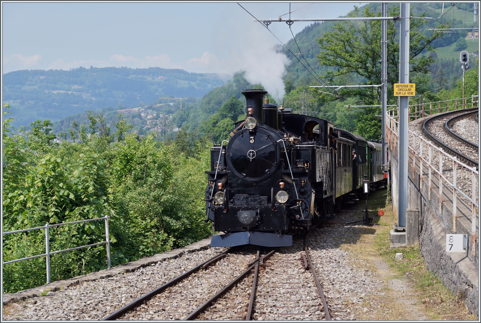Die BFD HG 3/4 N° 3 der Blonay-Chamby Bahn schiebt in Chamby ihre Zug in Richtung Chaulin. 

28. Mai 2023