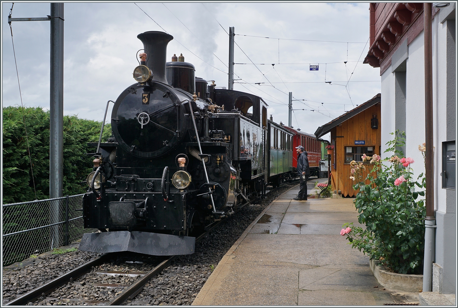 Die BFD HG 3/4 N° 3 der Blonay Chamby Bahn ist mit ihrem Zug in Chamby angekommen und wird ihn nur nach Chaulin schieben. 

6. Juli 2024
