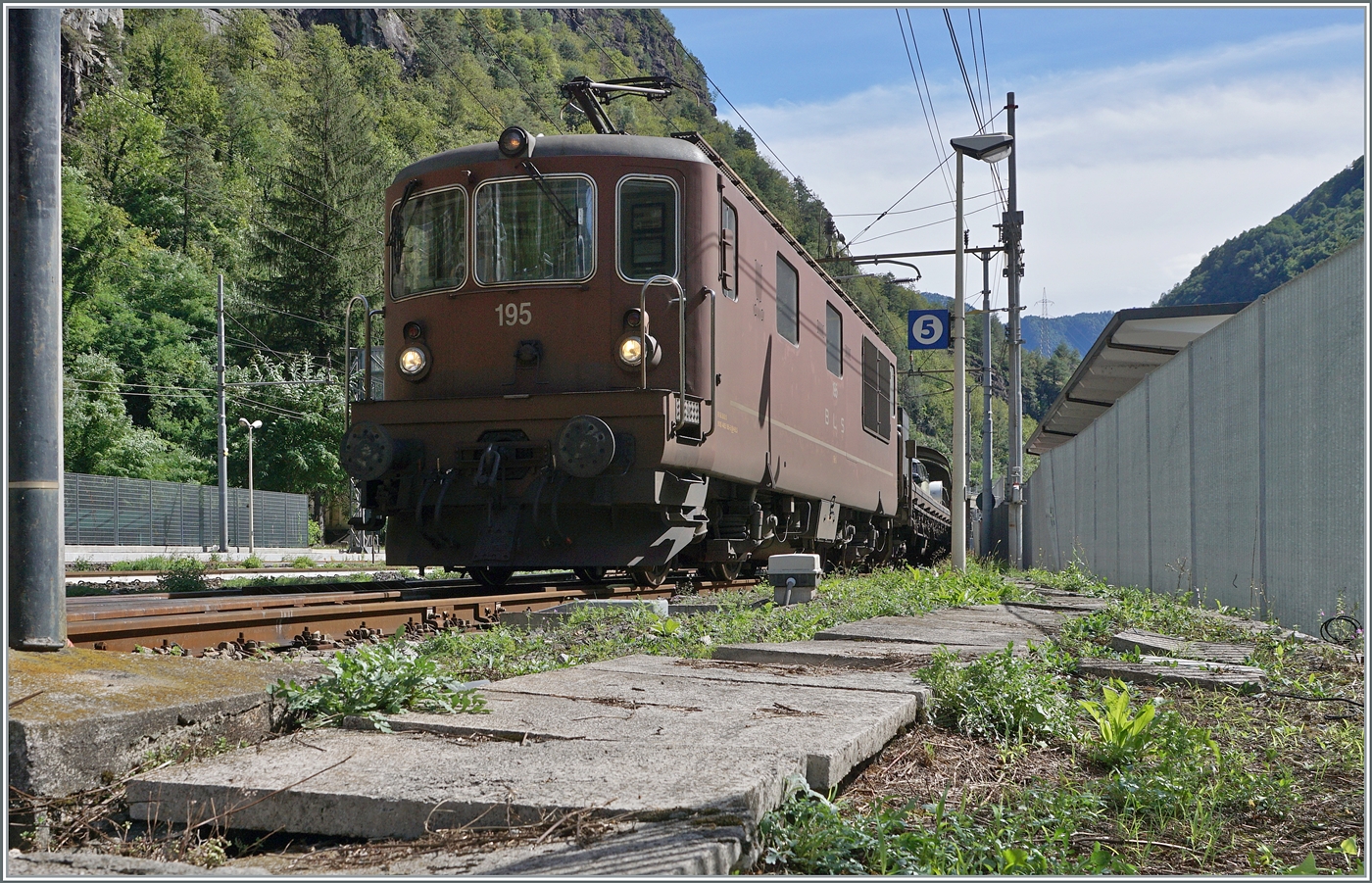 Die BLS Re 4/4 195 erreicht mit dem BDt 957 an der Spitze des Autotunnelzuges AT3 von Brig nach Iselle sein Ziel. 

12. Sept. 2024