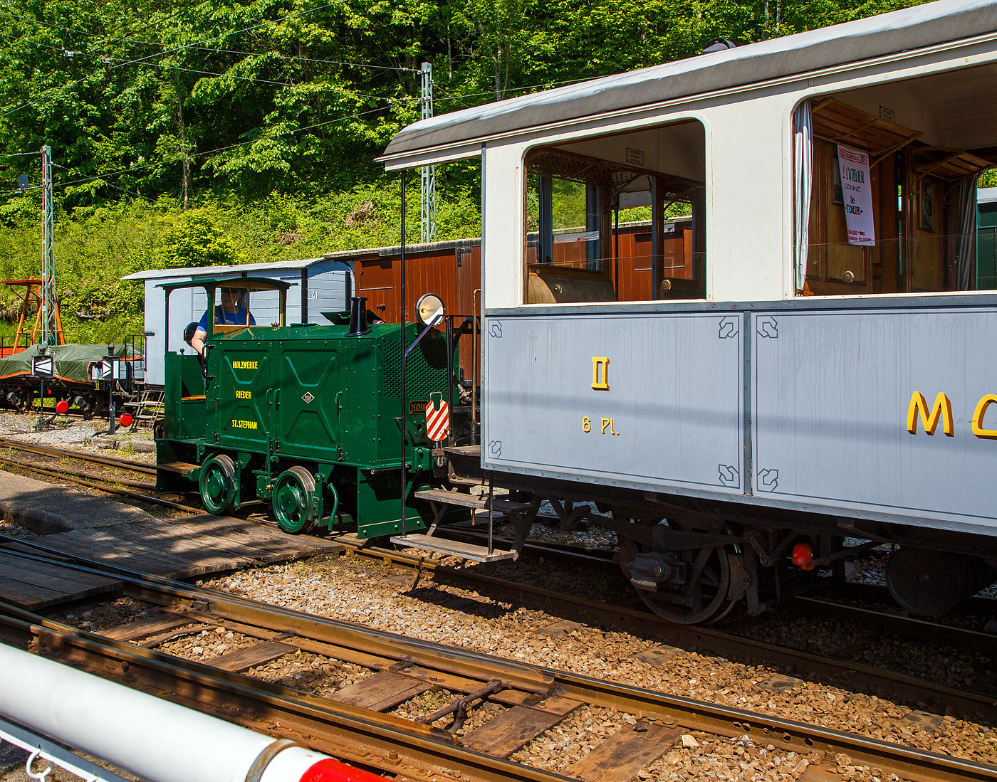 Die doch recht kleine ex MOB Schienentraktor Tm 2/2 Nr. 1, ex Holzwerk Rieder, der Museumsbahn Blonay-Chamby am 27 Mai 2023 rangiert im Museumsareal in Chaulin zwei Personenwagen.