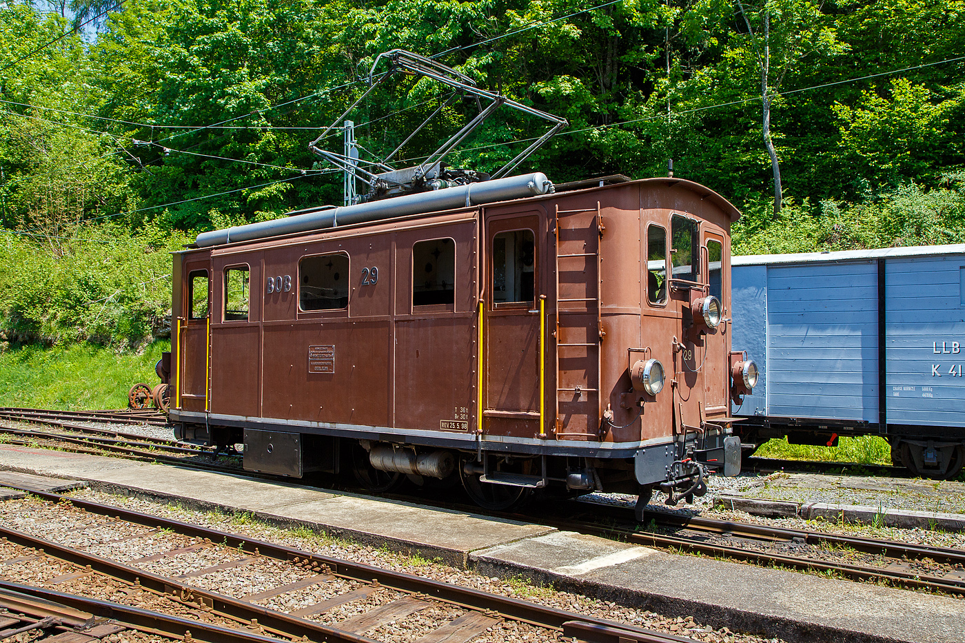 Die ex BOB HGe 3/3 29 der Museumsbahn Blonay–Chamby rangiert  am 27.05.2023 im Museumsareal in Chaulin.

Die elektrischen Lokomotiven für den gemischten Zahnrad- und Adhäsionsbetrieb HGe 3/3 29 wurde 1926 von der SLM - Schweizerische Lokomotiv- und Maschinenfabrik in Winterthur unter der Fabriknummer 3127gebaut, der elektrische Teil wurden von der MFO - Maschinenfabrik Oerlikon geliefert.

Die Berner Oberland-Bahn (BOB) ist eine Schmalspurbahn im Berner Oberland in der Schweiz. Sie führt von Interlaken Ost über Zweilütschinen nach Lauterbrunnen beziehungsweise Grindelwald. Diese Meterspurbahn wurde am 1. Juli 1890 eröffnet  und am 17. März 1914 elektrifiziert. Im Jahr 1914 wurden acht Elektrolokomotiven für den gemischten Zahnrad- und Adhäsionsbetrieb (HGe 3/3 21 bis 28) in Dienst gestellt, um die Dampftraktion zu ersetzen. Die HGe 3/3 Nr. 29 wurde 1928 zur Stärkung des Parks erworben. Sie wurden bis Mitte der 1960er Jahre genutzt, danach wurden einige davon in Reserve gehalten. Die HGe 3/3 29 wurde 2014 an Blonay-Chamby verkauft.

Diese elektrischen Lokomotiven für den gemischten Zahnrad- und Adhäsionsbetrieb der Baureihe HGe 3/3 prägten jahrelang das Erscheinungsbild der Berner Oberland-Bahn. 

Mit den HGe 3/3 wurde das bewährte Konzept der zehn vorhandenen Dampflokomotiven HG 3/3 mit getrenntem Adhäsions- und Zahnradantrieb übernommen. Ein starker Elektromotor wirkte auf die drei mit Stangen gekuppelten Achsen im Adhäsionsantrieb. Ein zweiter baugleicher Motor diente als Antrieb des Treibzahnrads. Das zweite Zahnrad war nicht angetrieben und fungierte als Bremszahnrad. Während im Adhäsionsbetrieb ein Elektromotor verwendet wurde, standen im Zahnradbetrieb beide Motoren in Serie geschaltet im Einsatz. Auch war eine Widerstandsbremse eingebaut.

Typisches äußeres Merkmal der meterspurigen HGe 3/3 21 bis 28 und der nachgelieferten HGe 3/3 29 war ein wuchtiger Pantograf mit zwei weit voneinander angebrachten Schleifstücken.

Nachdem an den Lokomotiven 21 bis 28 verschiedene kleinere Verbesserungen vorgenommen wurden, wurde 1926 eine weitere Lokomotive, diese 29, in einer in weiteren Details verbesserten Ausführung nachbeschafft. Äußerlich ist die nachbeschaffte Lokomotive daran zu erkennen, dass das mittlere Frontfenster gegenüber den beiden seitlichen Frontfenstern sichtbar erhöht ist.

Nach der Inbetriebnahme der elektrischen Personen- und Gepäck-Triebwagen MOB ABDeh 4/4 301 bis 303 im Jahre 1949 wurden die Lokomotiven ins zweite Glied verdrängt. Mit der kontinuierlichen Lieferung weiterer Triebwagen sowie der Bildung von Pendelzügen wurden die Lokomotiven auch wegen der geringen Höchstgeschwindigkeit immer weniger eingesetzt, Stück für Stück ausgemustert und dann abgebrochen. Letztmals waren die beiden noch vorhandenen Lokomotiven HGe 3/3 24 und HGe 3/3 29 im Jahre 2013 fahrplanmäßig vor Sonder- und Dienstzügen im Einsatz.

TECHNISCHE DATEN:
Spurweite: 1.000 mm
Achsfolge: Cz
Zahnstangensystem: Riggenbach
Länge über Puffer: 8.240 mm
Achsabstand: 2 x 1.750 = 3.500 mm
Treibraddurchmesser:  910 mm
Leergewicht: 36,5 t
Leistung: 2 x 150 kW = 300 kW (420 PS), bei Adhäsion 150 kW
Übersetzung: Adhäsion 1:4.27 / Zahnrad 1:6.00
Höchstgeschwindigkeit: 40 km/h (Adhäsion) / 15 km/h (Zahnrad)
Anhängelast: 125 t auf 25 ‰; 85 t auf 90 ‰ nach Lauterbrunnen; 60 t auf 120 ‰ nach Grindelwald
Stromsystem: 1:500 V DC (Gleichstrom)