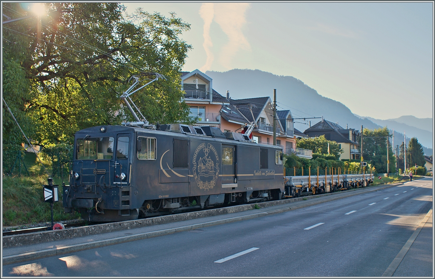 Die MOB GDe 4/4 6002 wartet mit zwei neuen vierachsigen Flachwagen auf dem Streckenast von Chamby in Blonay auf die Weiterfahrt. 

5. Sept. 2023