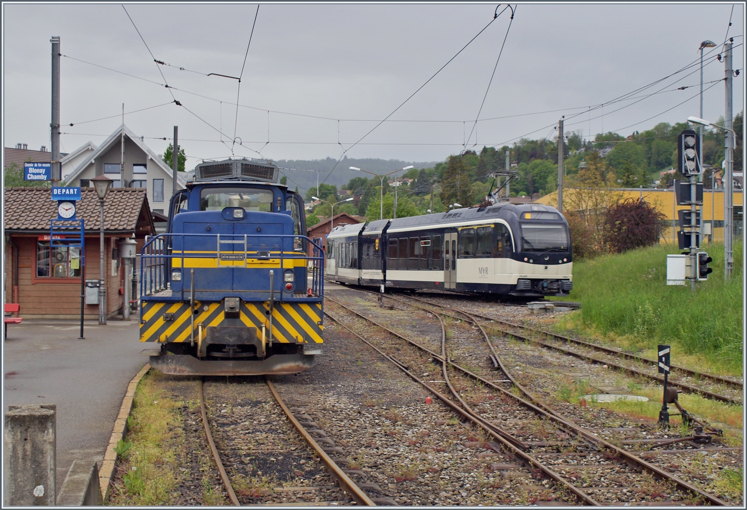 Die MOB Gm 4/4 2004 und der von Les Pléiades einfahrende ABeh 2/6 7502  Blonay  in Blonay. Nach dem Erfolg der Gm 4/4 2003 bestellte die MOB eine weitere Loki bei der französischen Firma Moyse, die jedoch während des Baus der Gm 4/4 2004 in Konkurs ging. Somit konnte die Gm 4/4 2004 erst 1982 in Dienst gestellt werden, nachdem die Firma CFD (Montmirail) die Arbeit an der der Gm 4/4 2004 fortsetzen und beenden konnte. 

11. Mai 2023