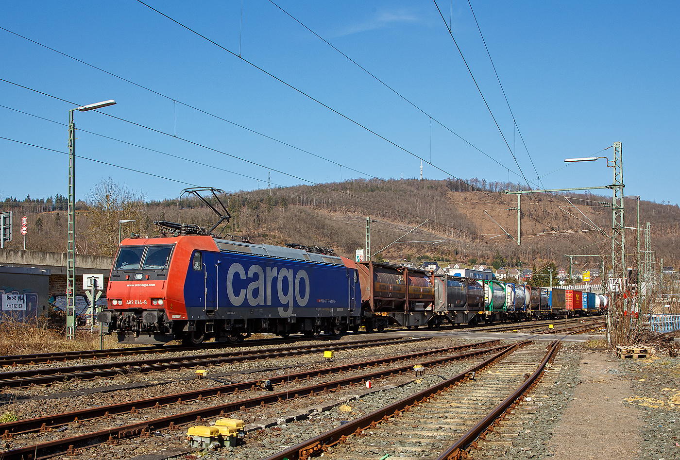 Die Re 482 014-8 (91 85 4482 014-8 CH-SBBC) der SBB Cargo AG fährt am 24.03.2021, mit einem HUPAC-KLV/Container-Zug durch Niederschelden in Richtung Köln.

Die TRAXX F140 AC1 wurde 2002 von Bombardier in Kassel unter der Fabriknummer 33539 gebaut und an die SBB Cargo AG geliefert. Sie hat die Zulassungen und Zugbeeinflussungssysteme für die Schweiz und Deutschland. Zurzeit ist sie an die SBB Cargo International AG vermietet.

Obwohl die Baureihe Re 482 der SBB Cargo grundsätzlich von der Baureihe 185 abgeleitet ist, gibt es doch kleine Unterschiede. Wie bei der deutschen Baureihe 185 handelt es sich bei der Re 482 um eine Zweisystemlokomotive für 15 kV, 16 2/3 Hz und 25 kV, 50 Hz. Zugelassen sind die Lokomotiven für das deutsche und Schweizer Bahnnetz. Im Gegensatz zu den Loks der Baureihe 185, die ab Werk erst ab etwa 185 050 mit einer Leistung von 5.600 kW ausgeliefert wurden, kamen die Loks der Bauart Re 482 bereits mit der erhöhten Leistung zur SBB Cargo.

Weiterhin verfügen alle Re 482 über vier Stromabnehmer, von denen jeweils zwei für die deutsche und zwei für die schweizerische Oberleitung ausgelegt sind. Im Bereich der Sicherungstechnik verfügen die Loks über die deutschen Systeme Indusi, LZB 80 und PZB 90 und die Schweizer Systeme Signum und ZUB 262. Zusätzlich sind im Lokkasten Kameras eingebaut, die Rückspiegel ersetzen sollen. 
Jedoch wurden die Loks 482 010 bis 482 014 (wie diese hier) ohne  Schweizpaket  ausgeliefert und waren erst nur für Deutschland zugelassen. Bei diesen Loks fehlten die Stromabnehmer mit Schweizer Schleifstück, das Sicherungssystem Integra und die bereits erwähnten Kameras. Diese fünf Loks wurden aber alle Ende 2003 auf das  Schweizpaket  umgebaut.

Mit der zweiten Bauserie der Re 482, die ab 482 035 gab es einige Veränderungen an der Lok. Zudem sind diese nun TRAXX F140 AC2. Der gesamte Lokkasten wurde neu gestaltet und auf sein Crashverhalten optimiert. Ebenso erhielten die Fahrzeuge nun neue Puffer, die wiederum mit dämpfenden Elementen verschraubt sind.

Auf Anhieb sichtbar sind die Unterschiede zwischen der ersten und der zweiten Baureihe: Bei der zweiten Bauserie (TRAXX F140 AC2) ist der Übergang zwischen der Dach- und der Stirnfläche wesentlich stärker geknickt als vorher. Weiterhin sind die bisher auf verschiedenen Ebenen angebrachten Griffstangen an der Lokfront bei der zweiten Baureihe nun auf gleiche Höhe direkt unter die Führerstandsfenster gerückt. Unter den Stirnfenstern befindet sich nun eine Klappe, in der die Klimageräte für den Führerstand untergebracht sind. Zudem verfügen einige Re 482 der zweiten Serie (TRAXX F140 AC2) teilweise über Zulassungen für Österreich. 

TECHNISCHE DATEN:
Spurweite: 1.435 mm (Normalspur)
Achsfolge: Bo'Bo'
Dienstgewicht: 85 t
Länge über Puffer: 18.900 mm
Drehzapfenabstand: 10.440 mm
Dauerleistung: 5.600 kW
Höchstgeschwindigkeit: 140 km/h
Fahrleitungsspannung:15000 V, 16.7 Hz ~
Zulassungen: CH / D (Zweite Serie teilweise auch A)
