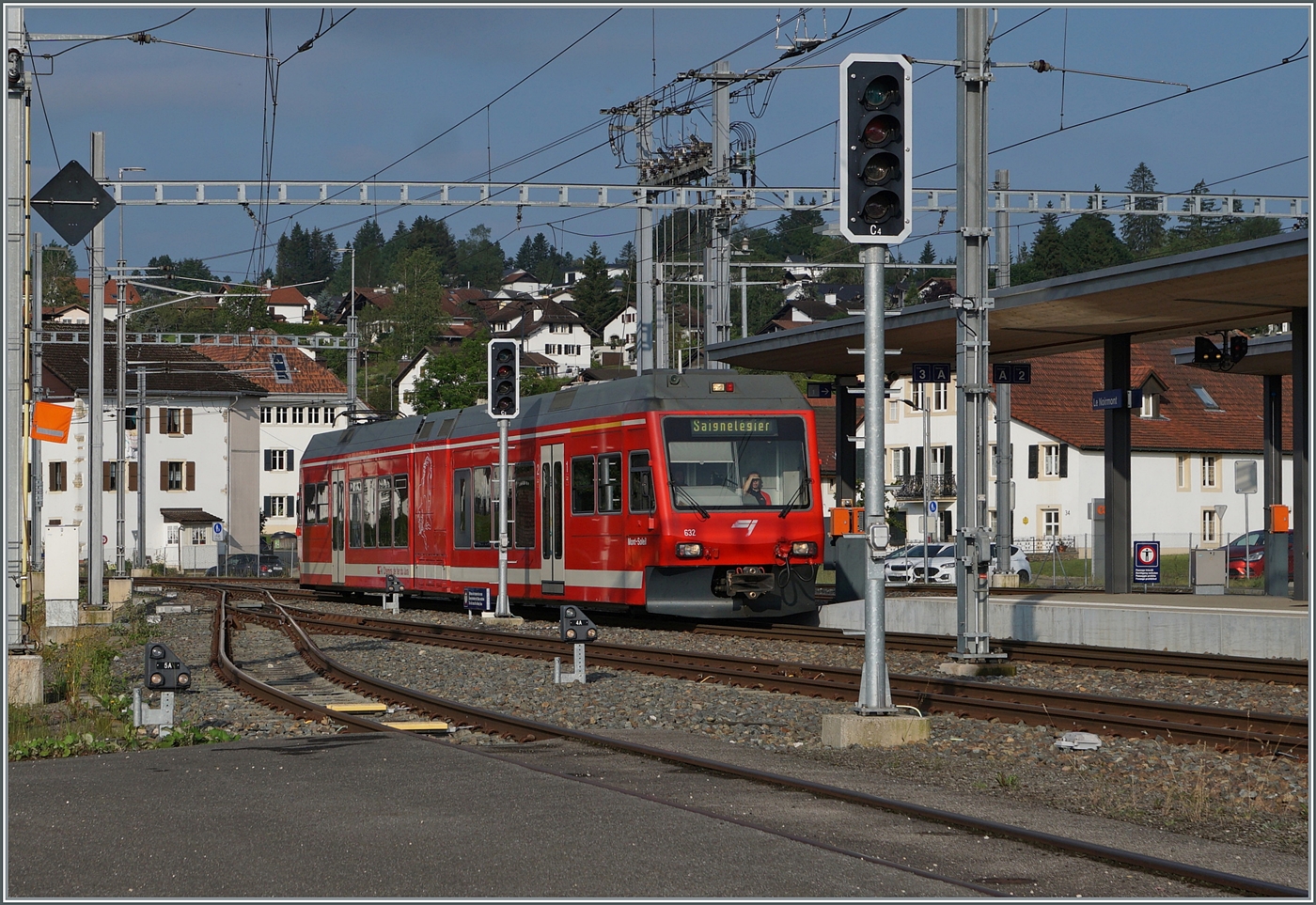 Die relativ geringe Bevölkerungsdichte entlang der CJ Strecken rechtfertigt leider keinen Halbstundentakt, in den Hauptverkehrszeiten verkehrt aber doch der eine oder andere Zug zusätzlich zum Stundentakt, wie z. B  der CJ GTW ABe 2/6 632  Mont-Soleil  von La Chaux de Fond nach Saignelégier als R36 221, hier bei der Einfahrt in Le Noirmont. 

26. Juni 2024