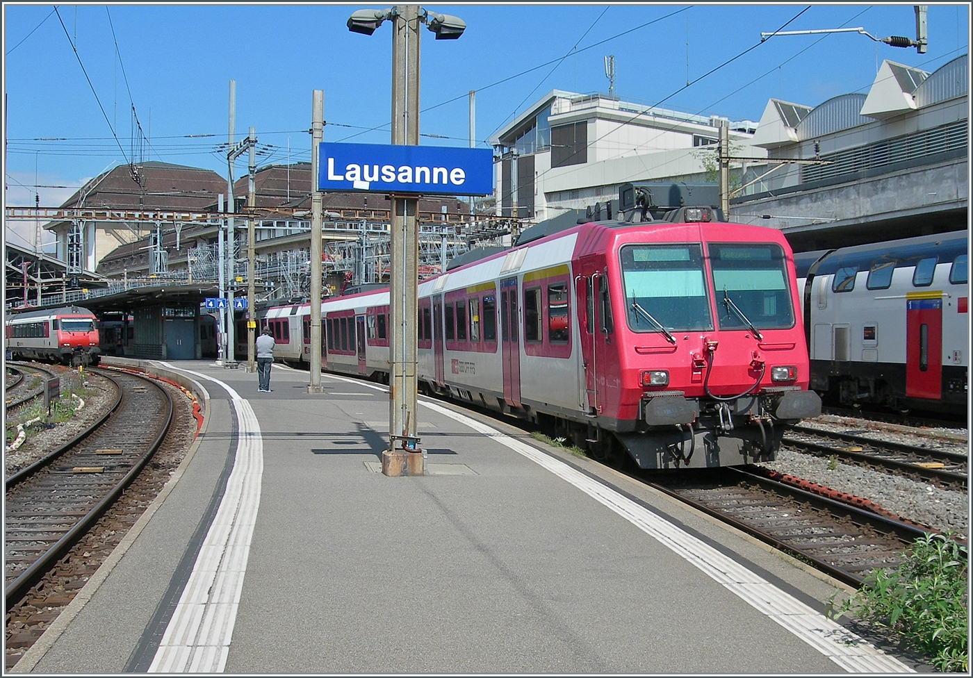 Die S 40 24633 bestehend aus zwei SBB Domino Zügen verlässt Lausanne mit dem Ziel Palézieux. wobei unschwer zu erkennen ist, dass der führend Domino aus den ex Travys ABt NPZ DO 50 85 39-43 984-6 CH-SBB, B NPZ DO 50 85 29-43 384-1 CH-SBB und dem RBDe 560 DO 94 85 7 384-0 SBB-CH. Infolge Bauarbeiten pendelte der Zug zwischen Palézieux und Lausanne hin und her und wendete jeweils auf Gleis 3, dies gab mir am Vormittag (während der Kaffeepause) die Gelegenheit, den Zug im  richtigen  Licht fotografieren zu können.

10. Mai 2025 