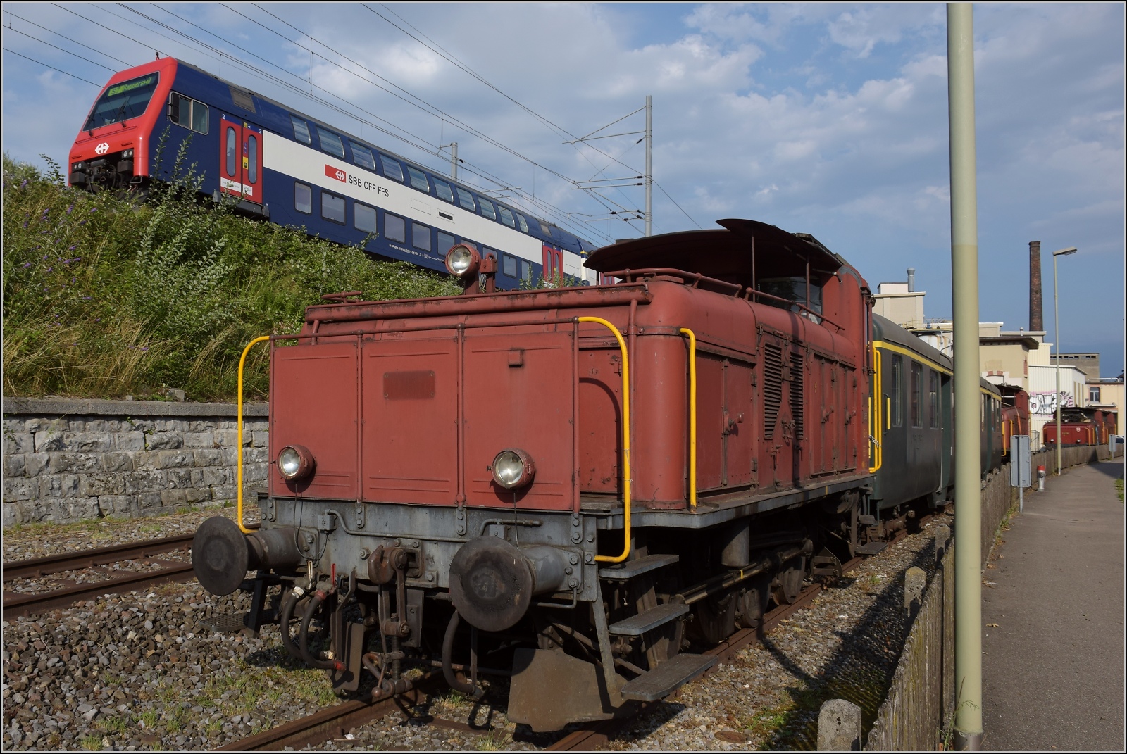 Die S-Bahn mit Re 450 057 in Uetikon am See fährt doch tatsächlich an 2 Paar Halbschuhen vorbei... Vorne Ee 3/3 16313. Woher auch immer die Halbschuhe (oder Glätteisen) kommen, eine urplötzliche Rudelbildung einer fast ausgestorbenen Art erscheint doch reichlich ungewöhnlich. Juli 2023.
